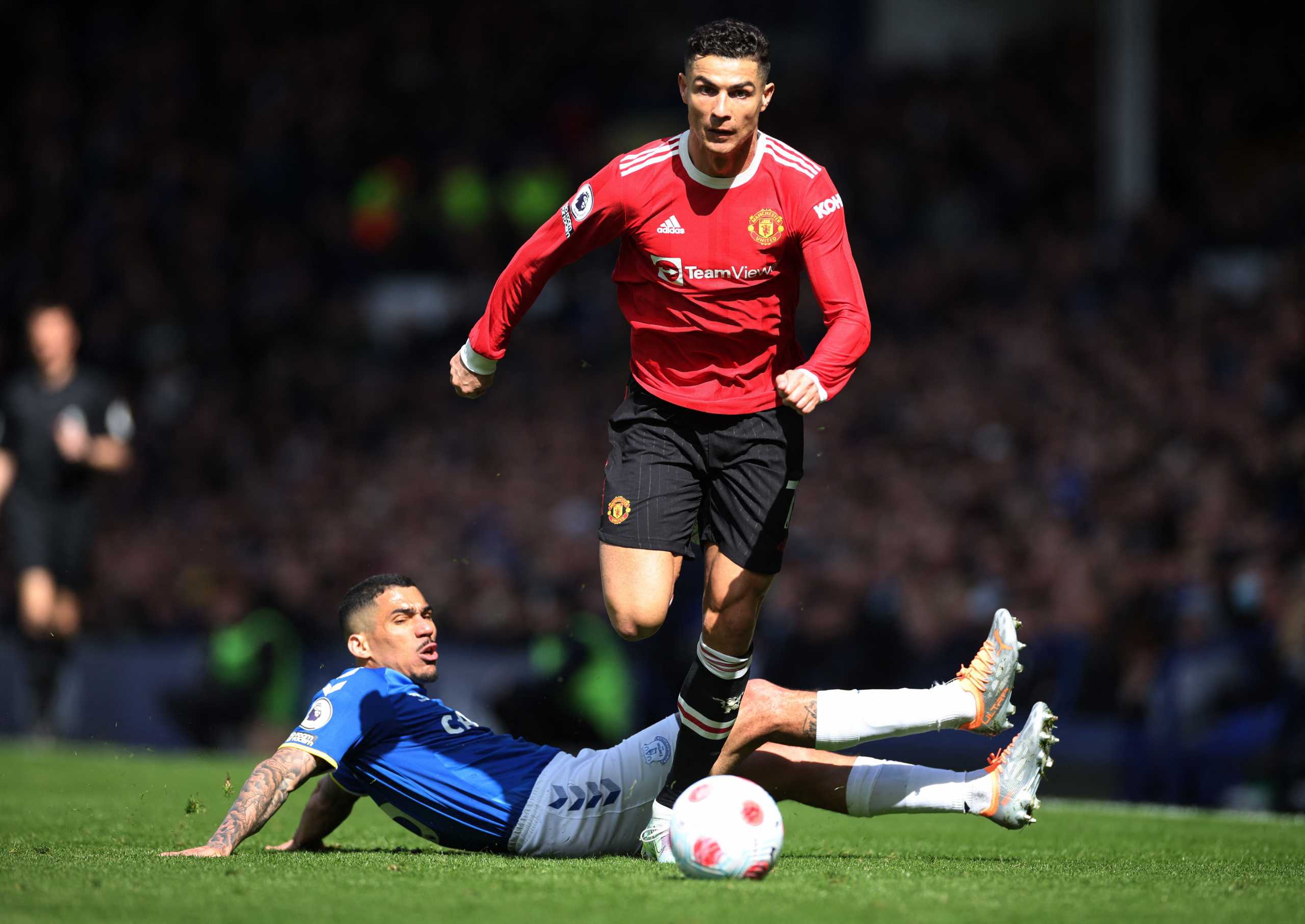 Soccer Football - Premier League - Everton v Manchester United - Goodison Park, Liverpool, Britain - April 9, 2022 Manchester United's Cristiano Ronaldo in action with Everton's Allan REUTERS