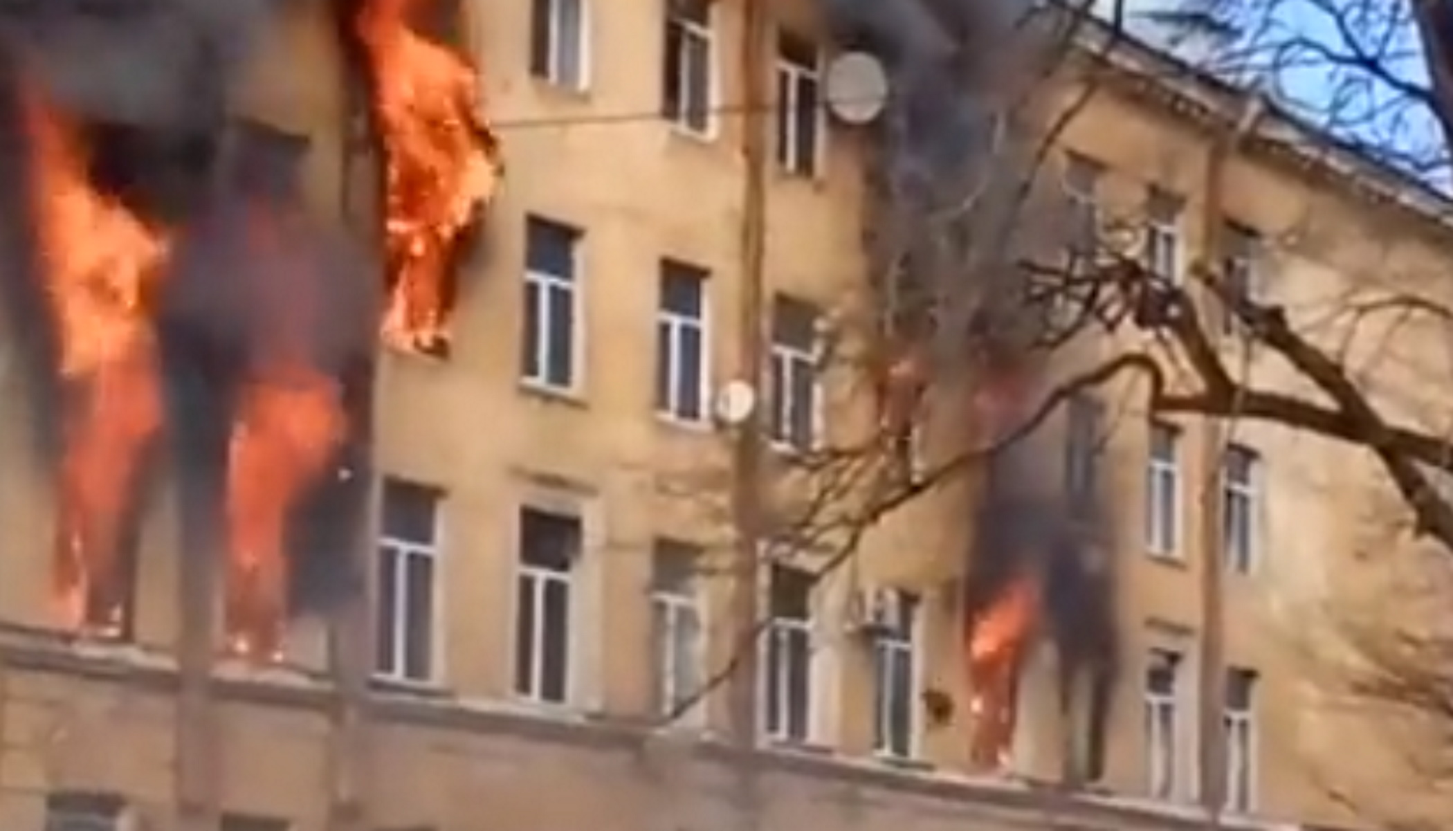 Ρωσία: Επτά νεκροί και 20 τραυματίες στη μεγάλη φωτιά σε κτίριο του στρατού – Βούταγαν στο κενό για να σωθούν