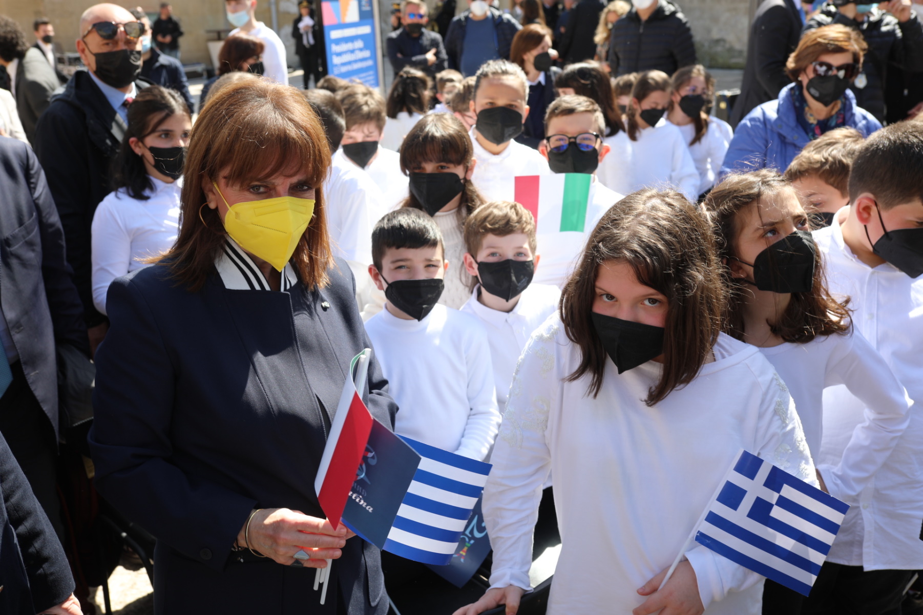 Η Κατερίνα Σακελλαροπούλου στην Κάτω Ιταλία: Ελληνικές σημαίες και τραγούδια στη γκρεκάνικη γλώσσα