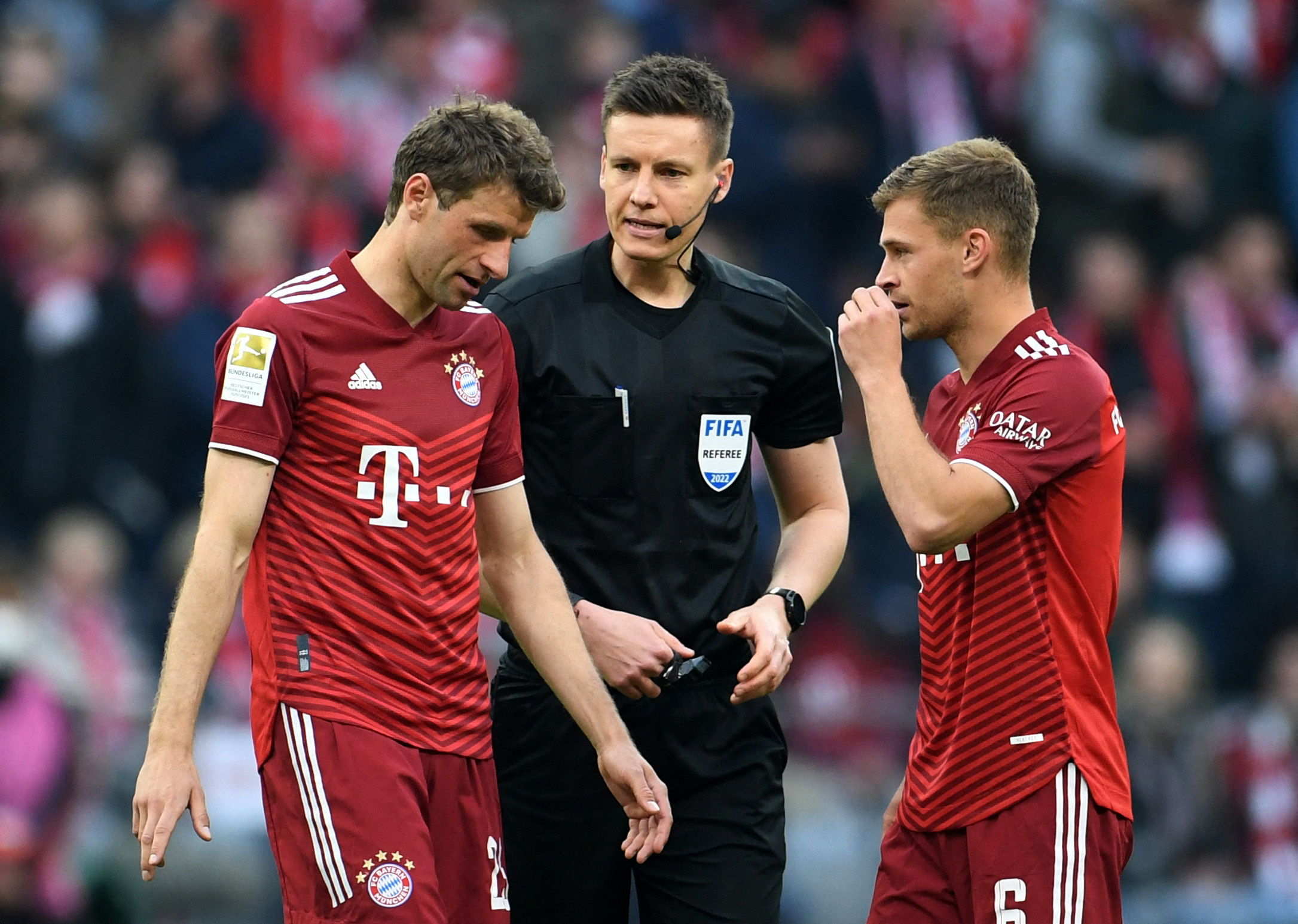 Soccer Football - Bundesliga - Bayern Munich v Borussia Dortmund - Allianz Arena, Munich, Germany - April 23, 2022  Referee Daniel Siebert speaks to Bayern Munich's Thomas Muller and Joshua Kimmich REUTERS