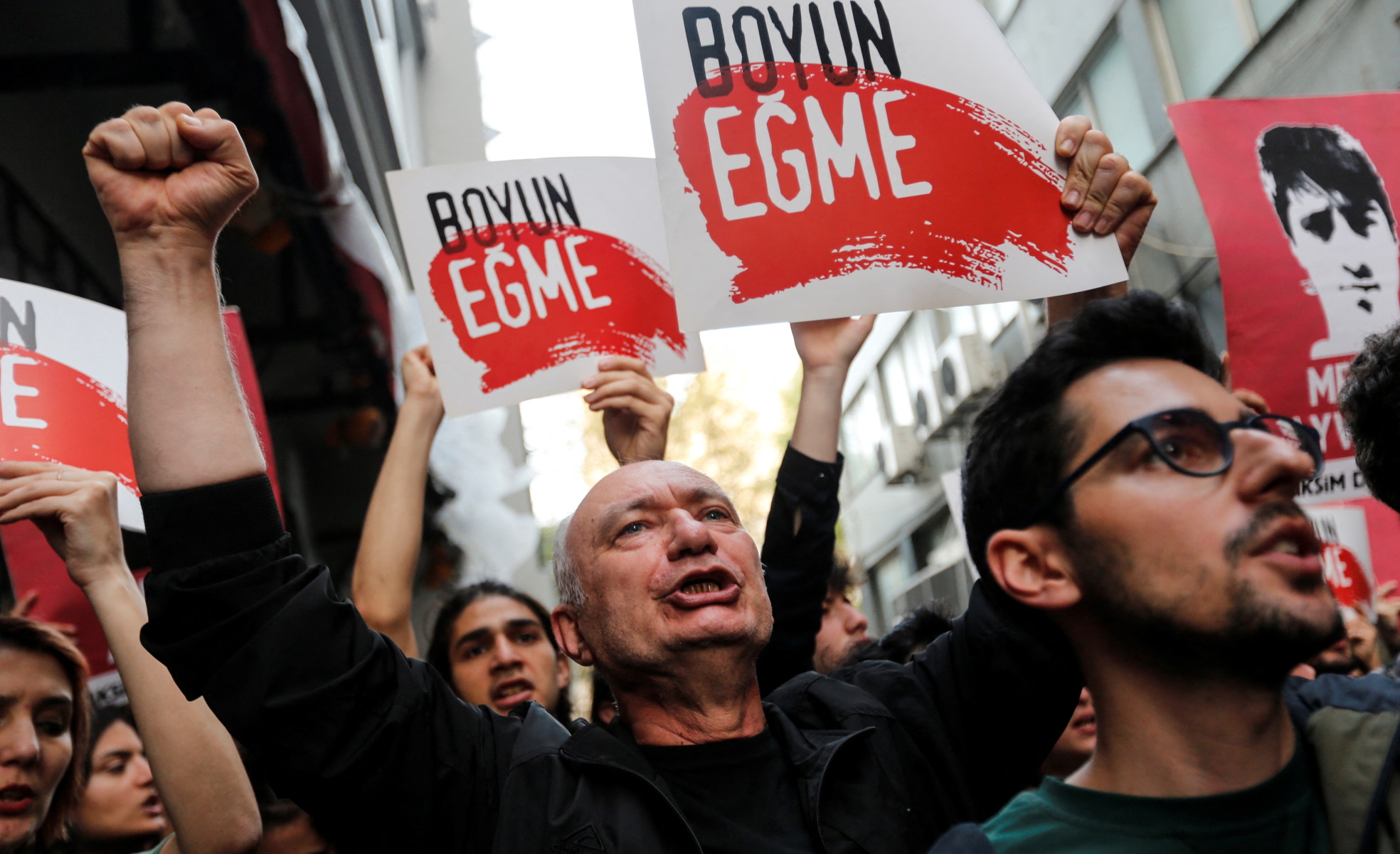 Οσμάν Καβαλά: Τεράστιες διαδηλώσεις στην Τουρκία μετά τα ισόβια στον 64χρονο επικριτή του Ερντογάν