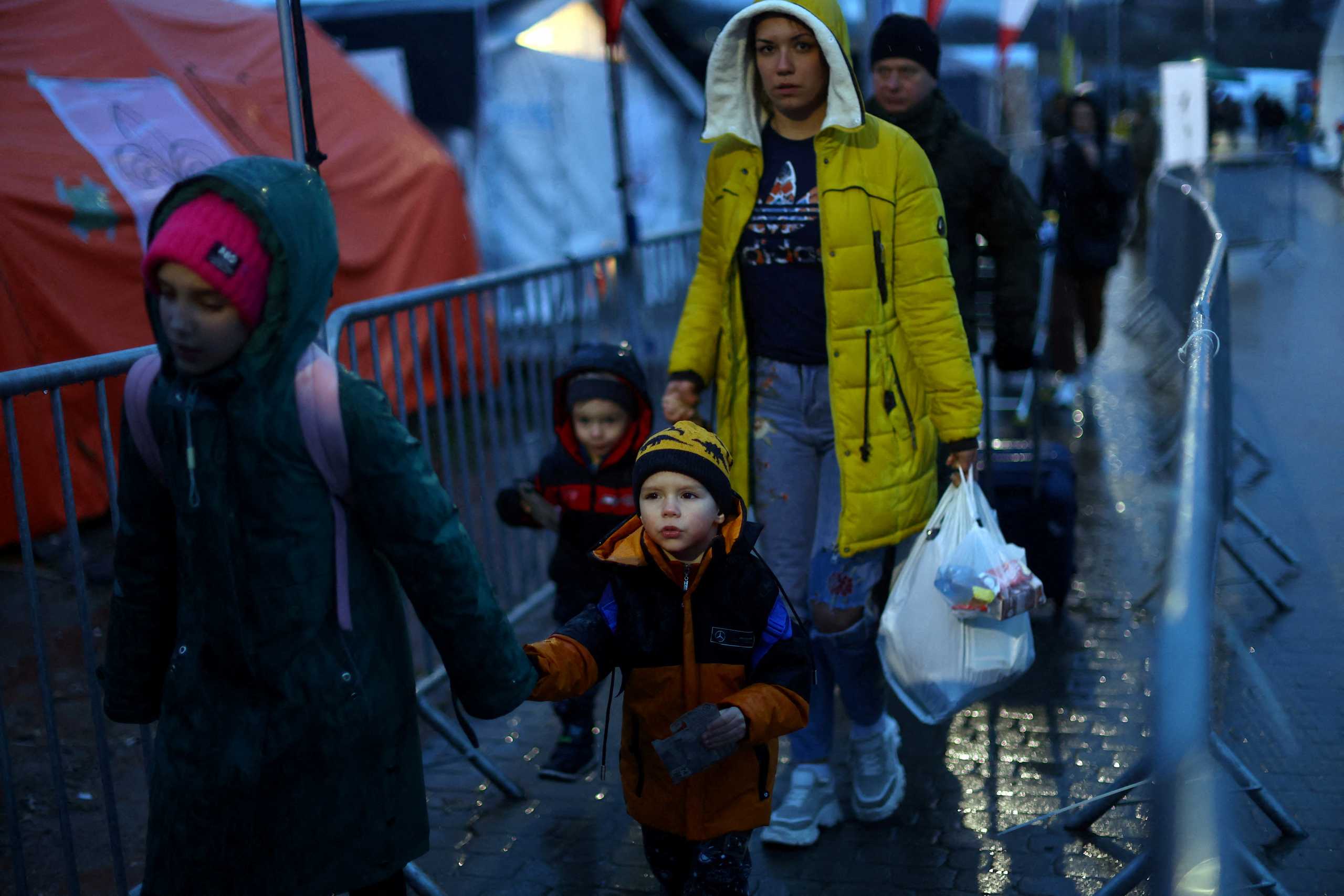 FILE PHOTO: Ukrainian refugees wait to a board a bus, bound for Przemysl after crossing the Ukraine-Poland border, amid the Russian invasion of Ukraine, in Medyka, Poland, April 1, 2022. REUTERS