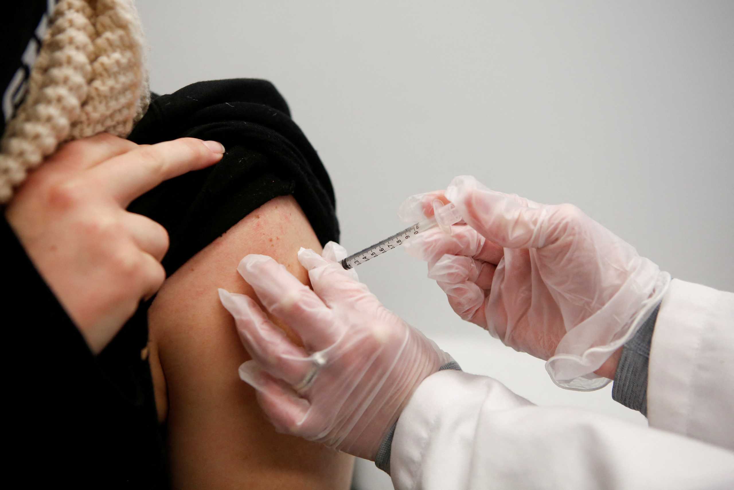 Κορονοϊός: Λιγότερο μεταδοτικοί οι εμβολιασμένοι που νοσούν