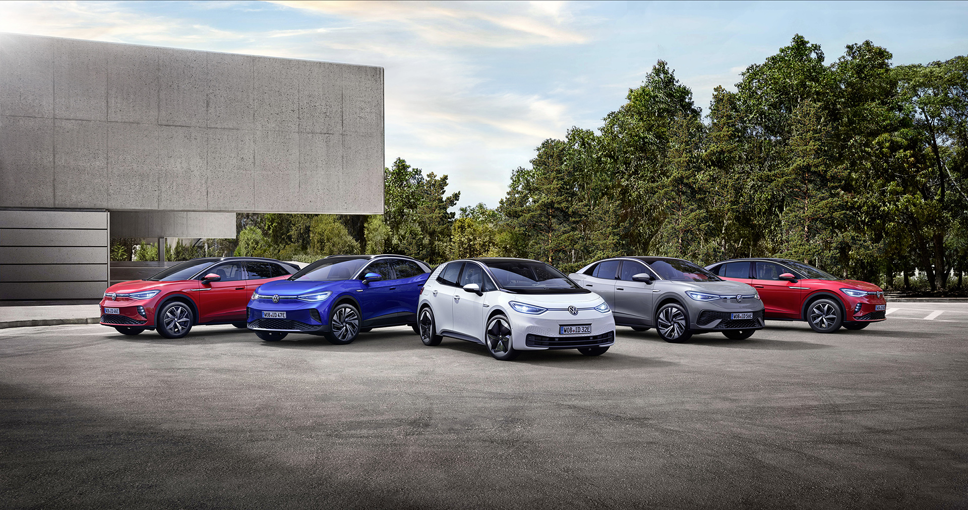The ID. family is becoming a pioneer in terms of software integration and over-the-air updates. (From left to right: Volkswagen ID.4 GTX, ID.4, ID.3, ID.5 und ID.5 GTX.)