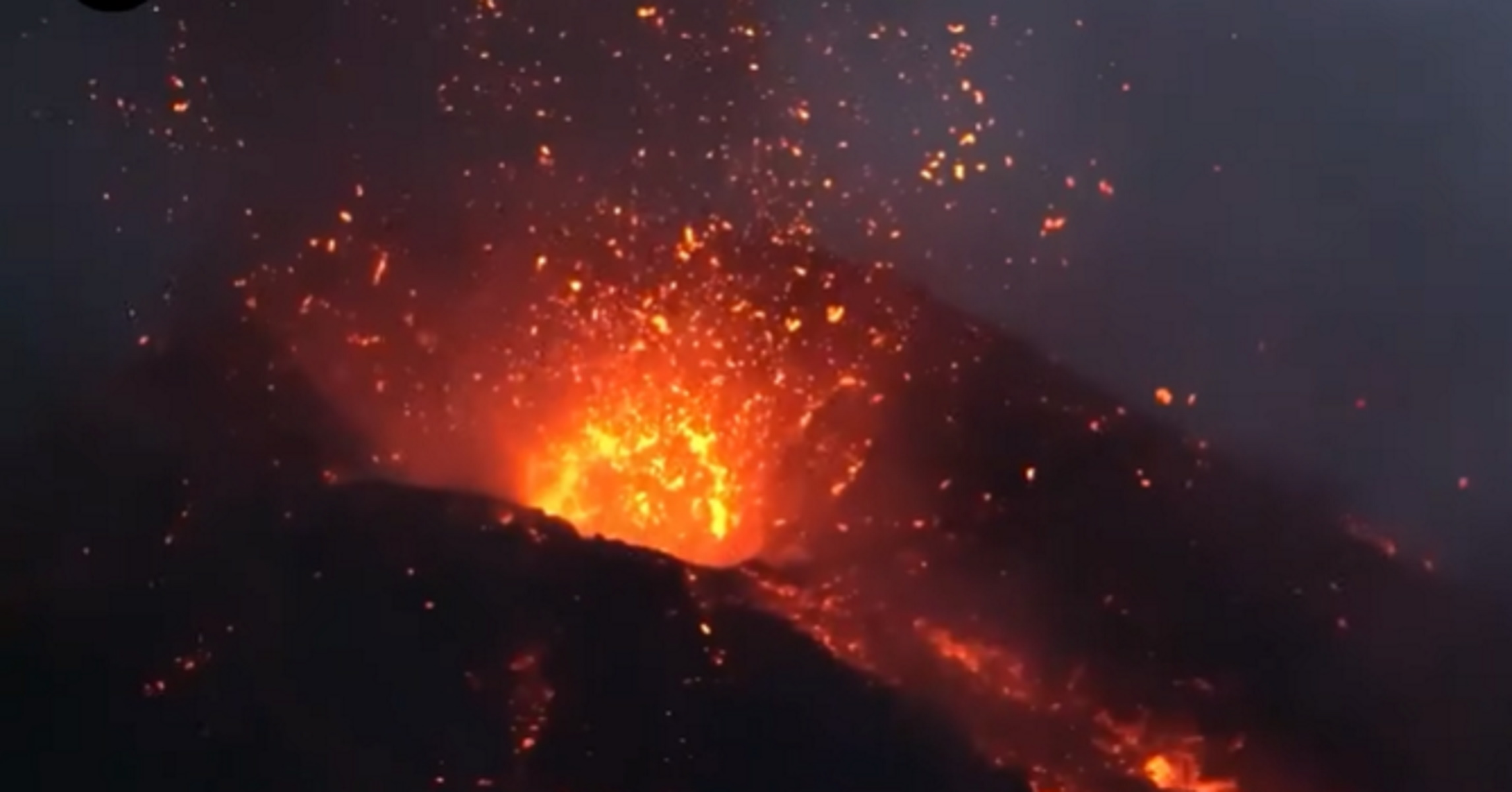 Εξερράγη το ηφαίστειο Κρακατόα στην Ινδονησία – Σύννεφο τέφρας ύψους 3 χιλιομέτρων