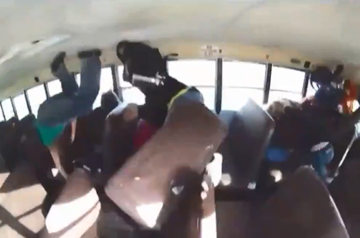 ΗΠΑ: Η στιγμή που αυτοκίνητο συγκρούστηκε με σχολικό λεωφορείο