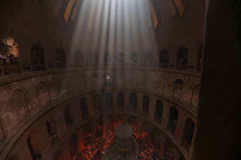 Πλήθος πιστών στα Ιεροσόλυμα για την τελετή αφής του Αγίου Φωτός - Πότε φτάνει στην Ελλάδα