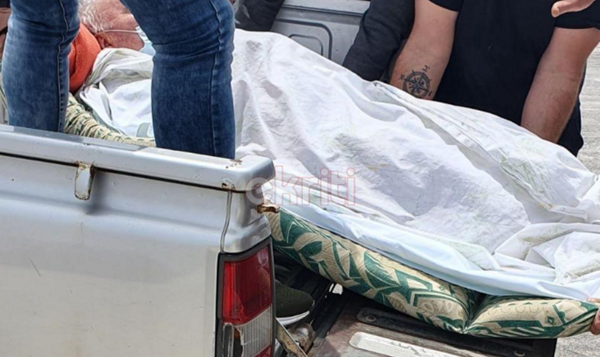 Κρήτη: Ηλικιωμένος πήγε με ασθενοφόρο και έφυγε σε καρότσα αγροτικού – Τι λένε οι συγγενείς για το νοσοκομείο
