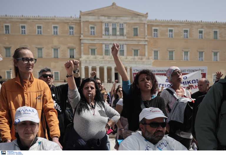 «Η ακρίβεια τσακίζει, αυξήστε τους μισθούς» - Ολοκληρώθηκαν οι απεργιακές συγκεντρώσεις στο κέντρο της Αθήνας