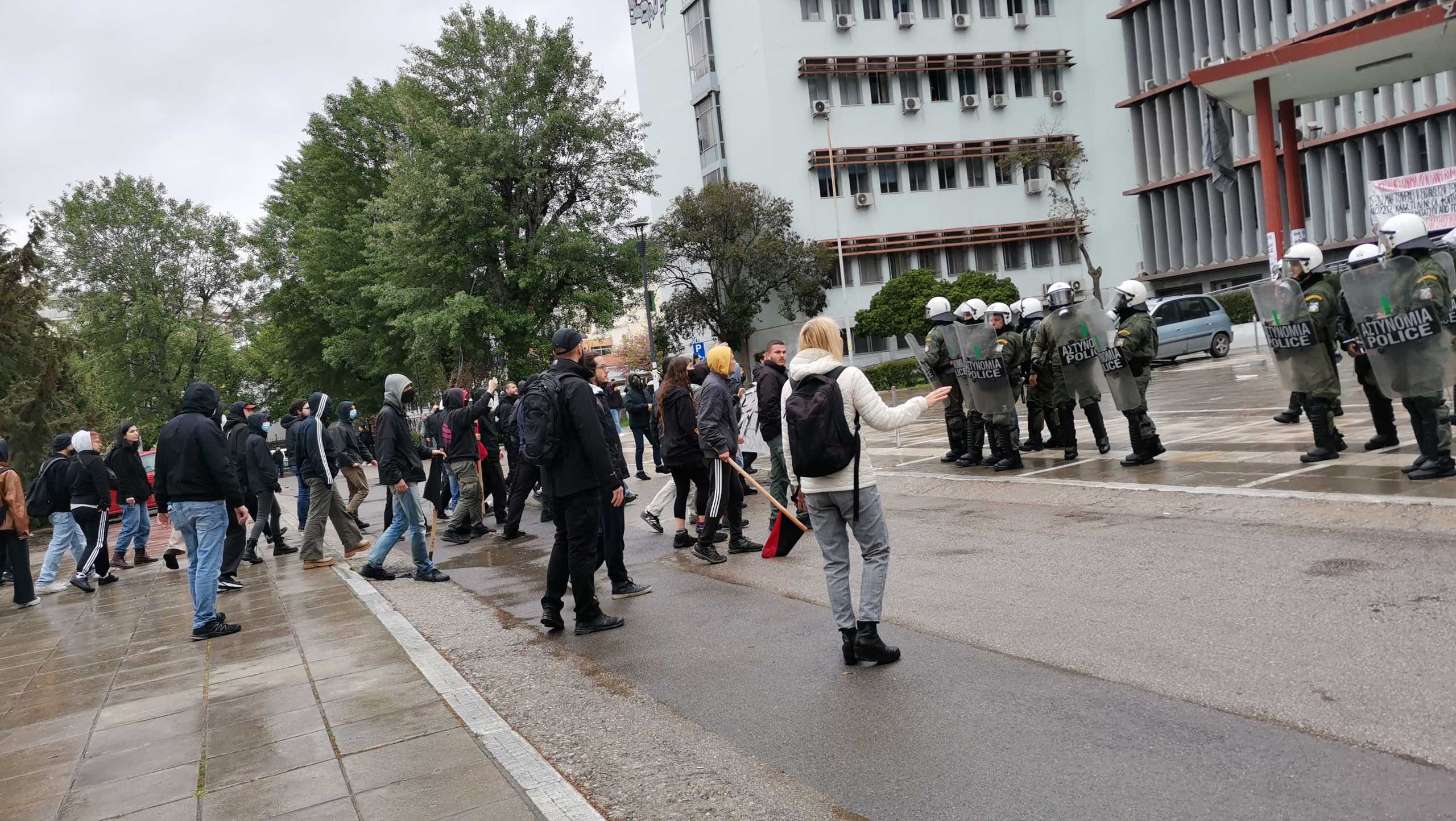 Θεσσαλονίκη: Ένταση και χημικά έξω από το ΑΠΘ μεταξύ αντιεξουσιαστών και αστυνομίας