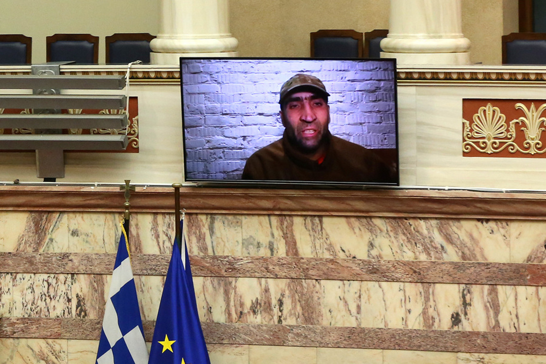 Μαχητής του Ουκρανικού στρατού μιλά μέσω τηλεδιάσκεψης σε ειδική συνεδρίαση της Βουλής, λέγοντας: «Καλημέρα αξιότιμα μέλη της ελληνικής Βουλής. Απευθύνομαι σε εσάς σαν Έλληνας στην καταγωγή. Λέγομαι Μιχαήλ. Ο παππούς μου πολέμησε στον Β' Παγκόσμιο Πόλεμο κατά των ναζιστών. Τραυματίστηκε τρεις φορές. Εγώ γεννήθηκα στη Μαριούπολη και συμμετέχω στην άμυνα της πόλης από τους Ρώσους ναζιστές. Δεν θα μιλήσω για τις δυσκολίες που έχουμε στην ουκρανική άμυνα, μέσα από το Τάγμα Αζόφ, αυτό είναι το χρέος μου έναντι της πόλης μου, είναι το χρέος μου σαν άντρας. Πρέπει να μιλήσω για τις καταστροφικές συνθήκες στις οποίες βρίσκεται η ειρηνική Μαριούπολη»,  Πέμπτη 07 Απριλίου 2022. O Πρόεδρος της Ουκρανίας Volodymyr Zelensky (Βολοντίμιρ Ζελένσκι) μίλησε μέσω τηλεδιάσκεψης σε ειδική συνεδρίαση της Βουλής. ΑΠΕ-ΜΠΕ