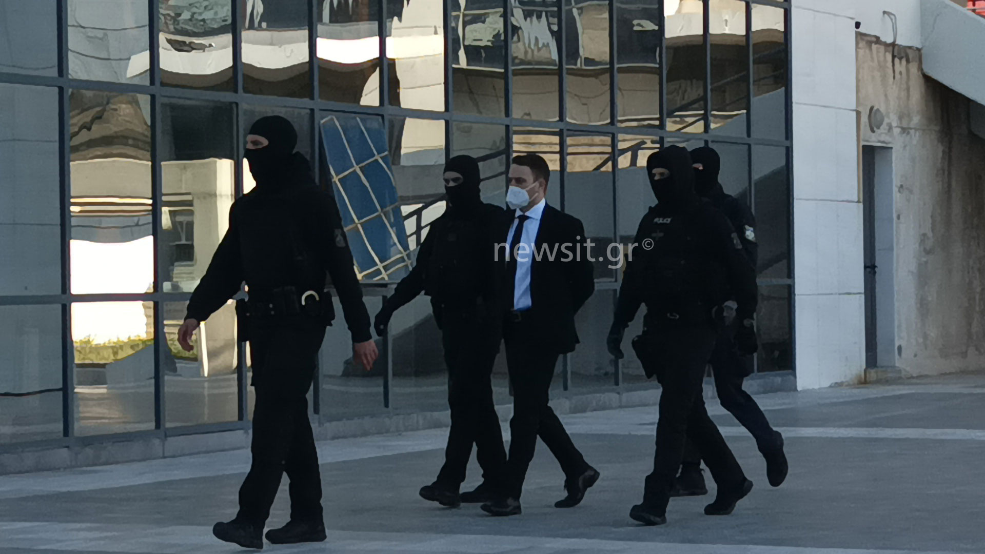Δολοφονία στα Γλυκά Νερά: Ψύχραιμος ξανά ο Μπάμπης Αναγνωστόπουλος στο δικαστήριο – Αρχίζουν οι καταθέσεις
