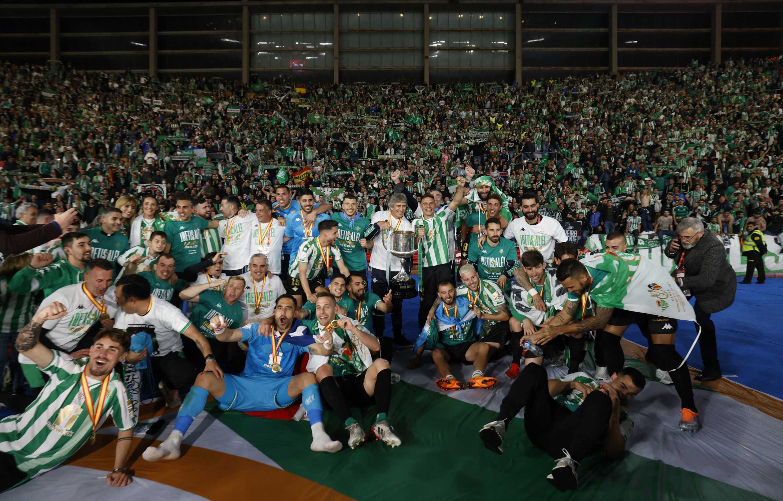Soccer Football - Copa del Rey - Copa del Rey - Final - Real Betis v Valencia - Estadio La Cartuja de Sevilla, Seville, Spain - April 24, 2022  Real Betis coach Manuel Pellegrini celebrates with his players and the trophy after winning the Copa del Rey REUTERS