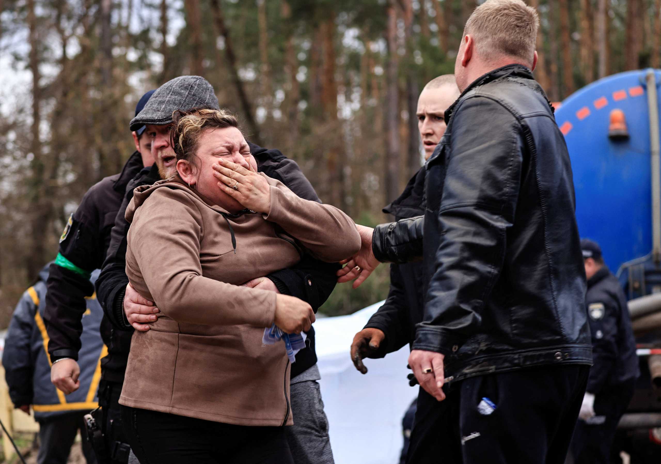 Πόλεμος στην Ουκρανία: Το σπαρακτικό κλάμα μάνας που αναγνώρισε το πτώμα του γιου της από τα παπούτσια
