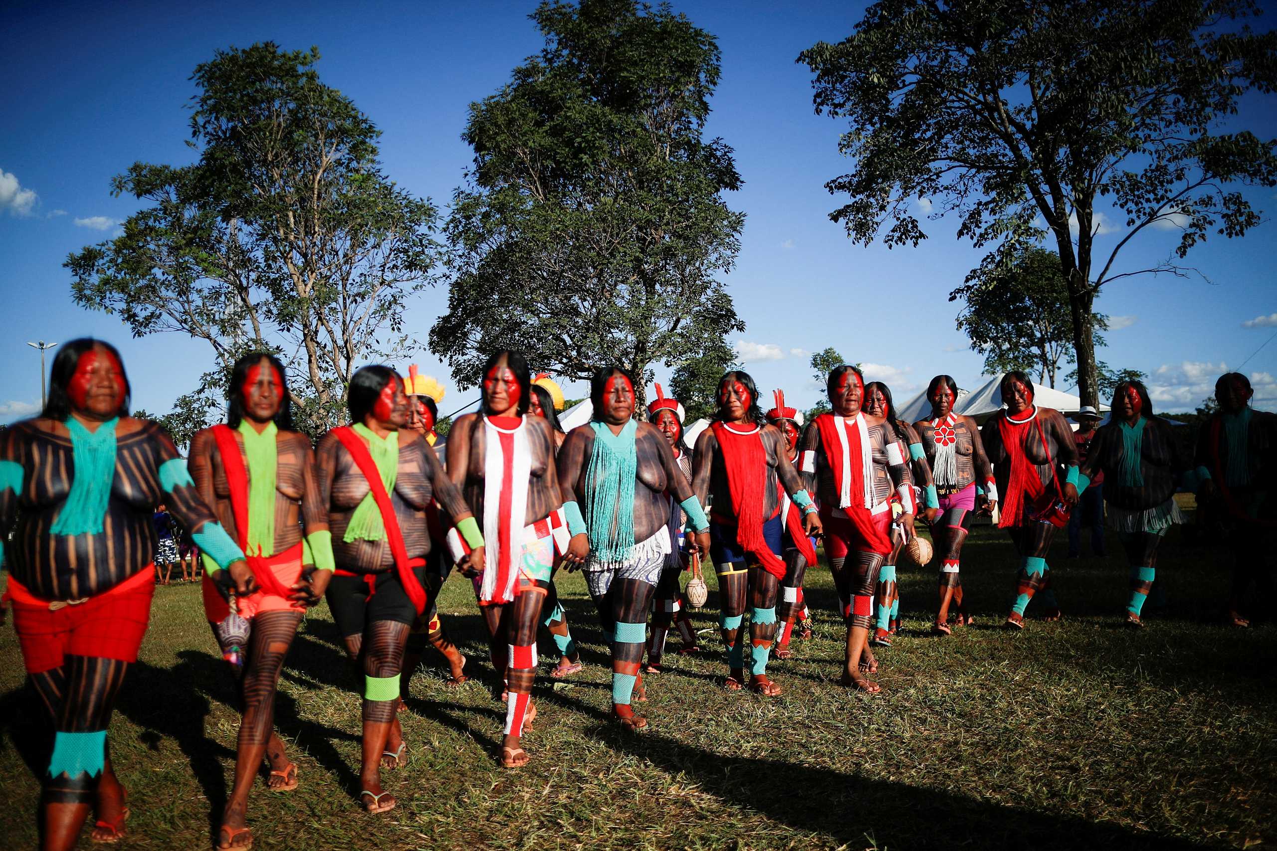 Βραζιλία: Χιλιάδες αυτόχθονες κατασκηνώνουν στη Μπραζίλια για διαμαρτυρία