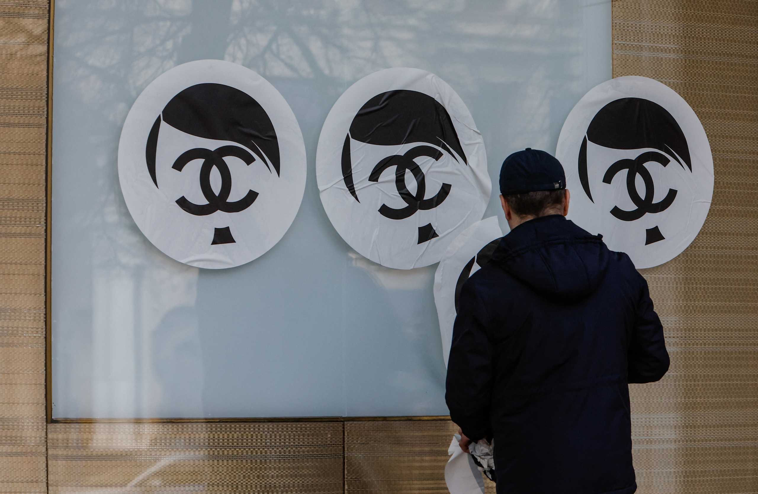 Πόλεμος στην Ουκρανία: Βανδάλισαν κατάστημα της Chanel με αυτοκόλλητα του Χίτλερ