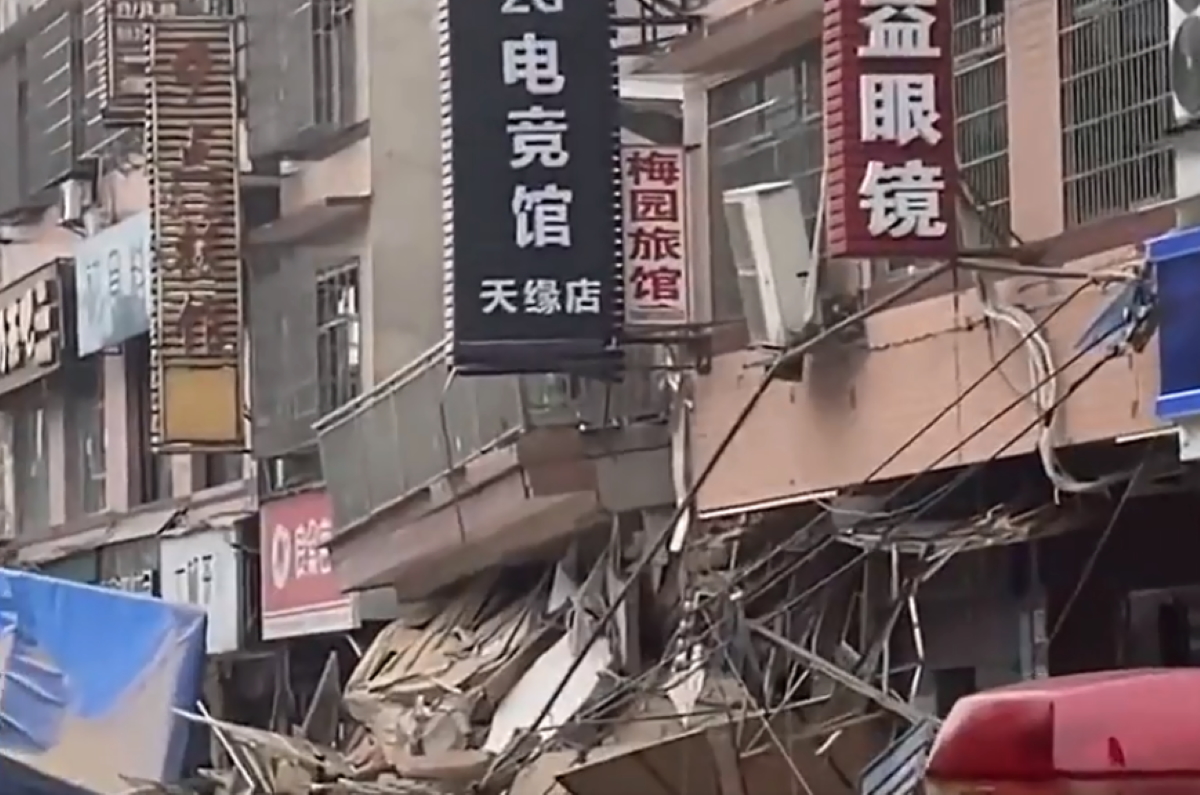 Κίνα: Κατέρρευσε πολυώροφη πολυκατοικία – Δεκάδες αγνοούμενοι