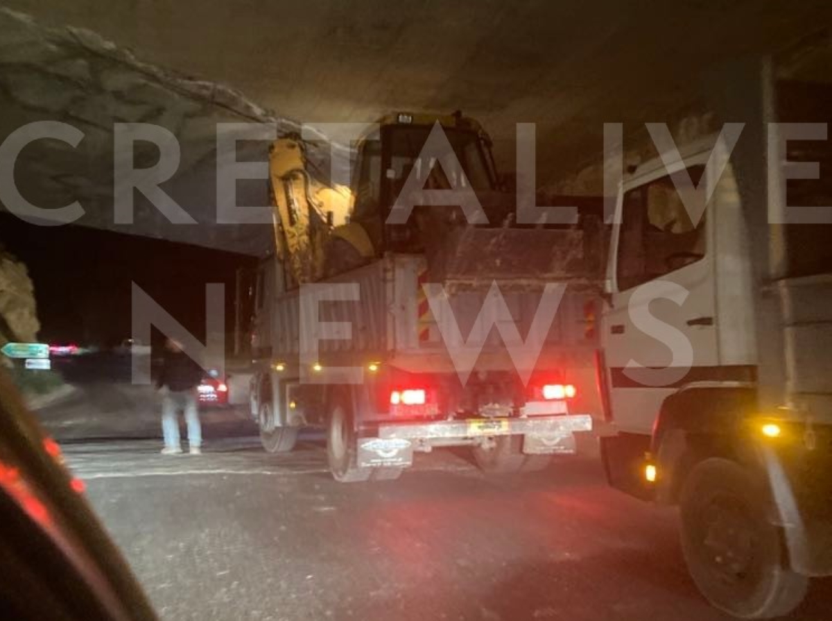 Ηράκλειο: Φορτηγό κόλλησε κάτω από γέφυρα