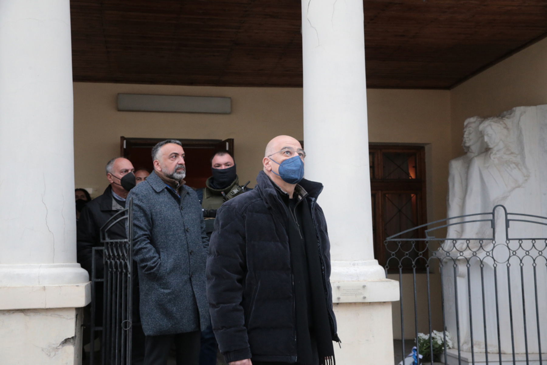 Ο υπουργός Εξωτερικών Νίκος Δένδιας (Δ) επισκέπτεται το Μουσείο Φιλικής Εταιρείας στην Οδησσό, Κυριακή 03 Απριλίου 2022. Ο υπουργός Εξωτερικών Νίκος Δένδιας έφτασε στην Οδησσό συνοδεύοντας ανθρωπιστική βοήθεια. Όπως αναφέρεται σε ανακοίνωση του υπουργείου Εξωτερικών, σκοπός της επίσκεψης πέραν της μεταφοράς βοήθειας, είναι η δημιουργία διαρκούς μηχανισμού διανομής ανθρωπιστικής βοήθειας, συνάντηση με μέλη της ελληνικής κοινότητας, η επαναλειτουργία του Γενικού Προξενείου στην πόλη, καθώς και η επίσκεψη και διαπίστωση της κατάστασης χώρων άρρηκτα συνδεδεμένων με την ελληνική ιστορία, όπως το Μουσείο Φιλικής Εταιρίας, επισημαίνεται στην ανακοίνωση. ΑΠΕ-ΜΠΕ