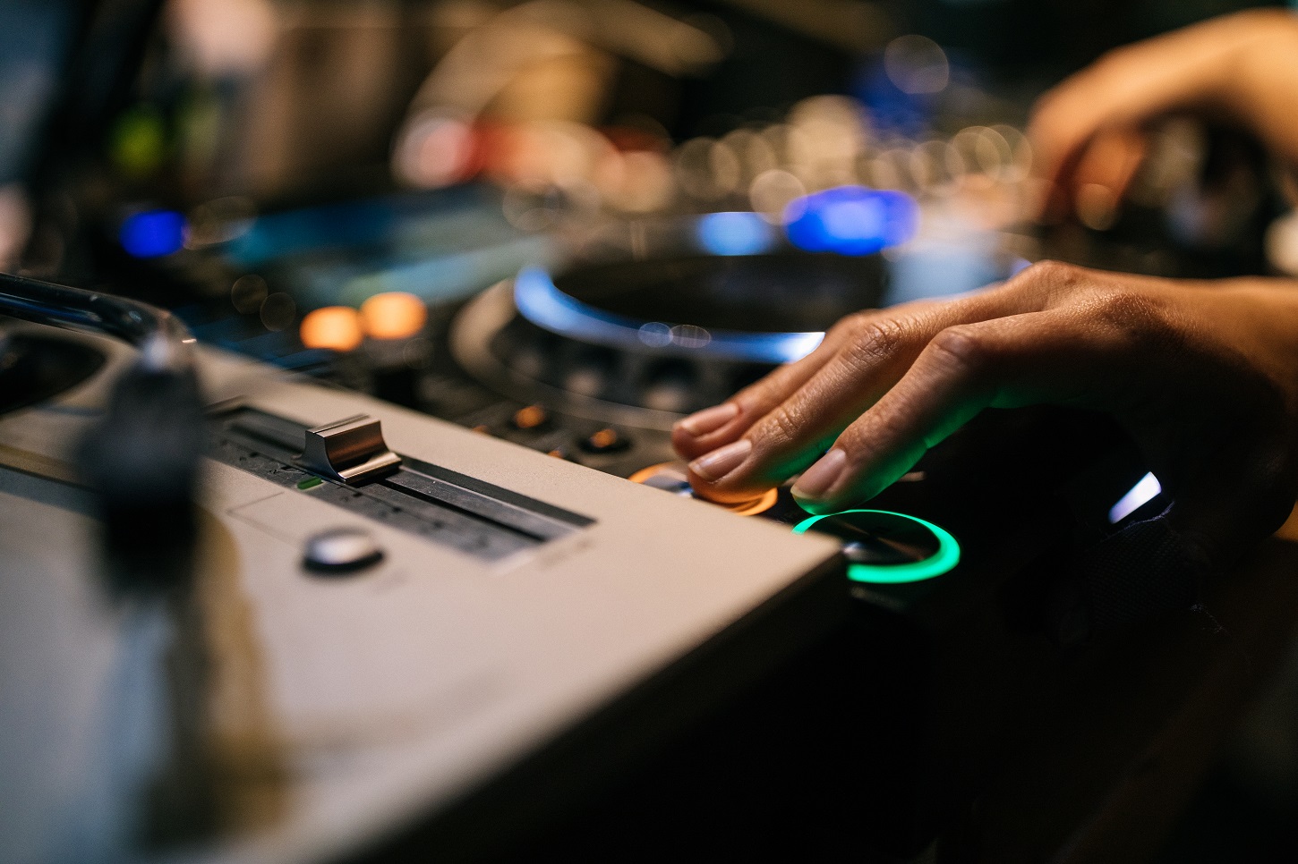 Διάσημος DJ κατηγορείται για σεξουαλική κακοποίηση 7 γυναικών