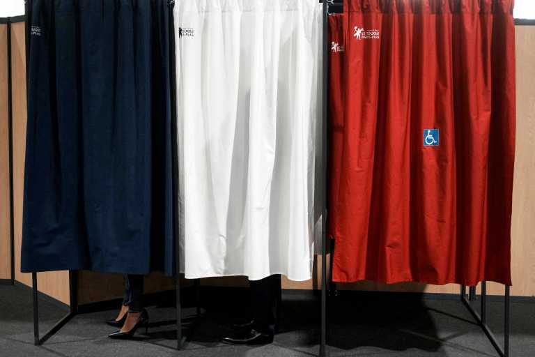 Στο 65% η συμμετοχή στις γαλλικές προεδρικές εκλογές στις 18.00 ώρα Ελλάδας - Οι εκτιμήσεις για την αποχή