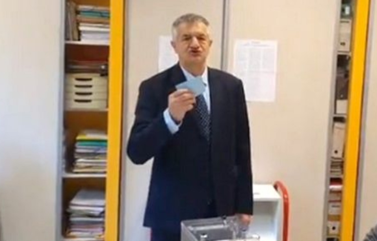 Προεδρικές εκλογές στη Γαλλία: Υποψήφιος έβαλε το ψηφοδέλτιο στην τσέπη και έφυγε