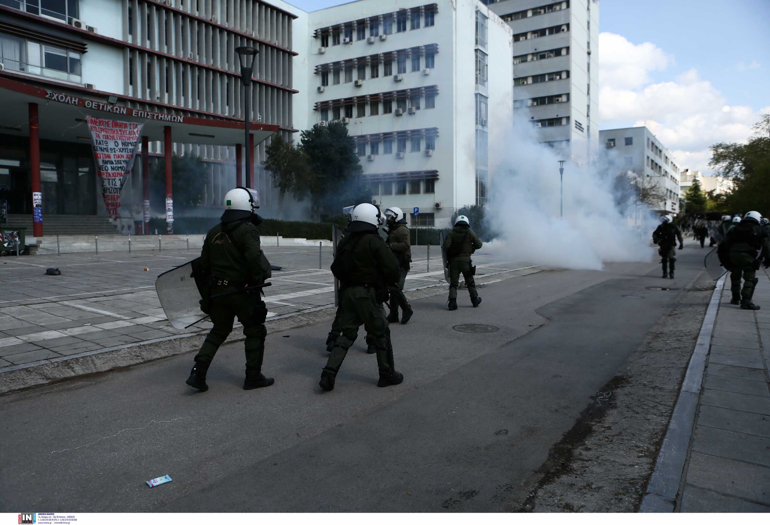 Θεσσαλονίκη: Νέα επεισόδια στο ΑΠΘ έξω από το «Στέκι του Βιολογικού» – Κλειστή η οδός Εθνικής Αμύνης