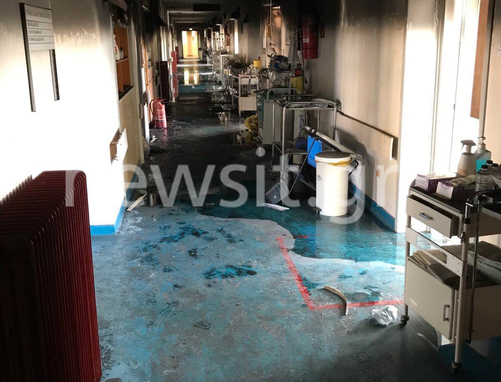 Φωτιά στο νοσοκομείο Παπανικολάου: Οι πρώτες εικόνες από την κλινική που πήρε φωτιά