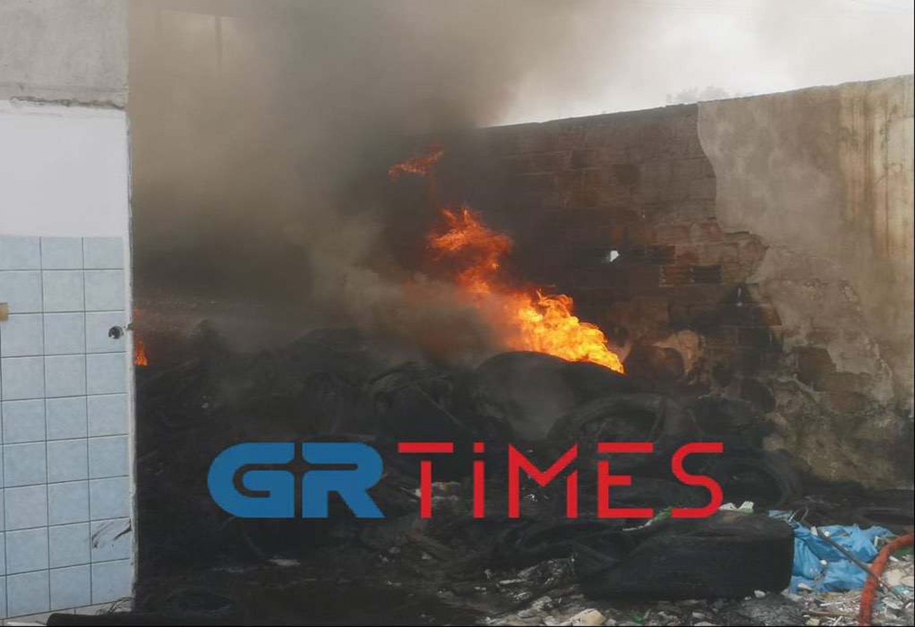 Θεσσαλονίκη: Μεγάλη φωτιά σε εκατοντάδες ελαστικά σε συνεργείο