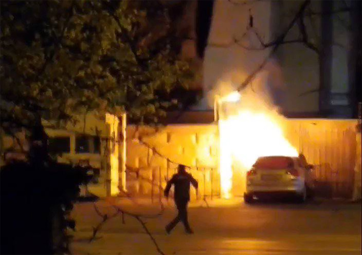 Καρφώθηκε με το αυτοκίνητό του στην πρεσβεία της Ρωσίας στο Βουκουρέστι και τυλίχθηκε στις φλόγες