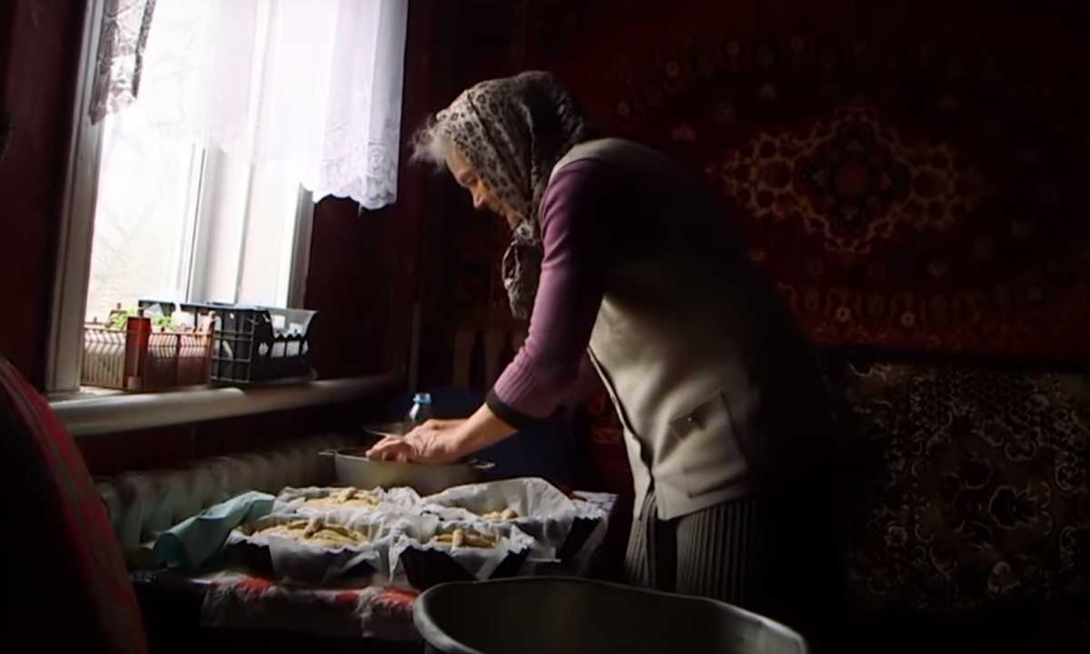 Ουκρανία: Γιαγιά ψήνει πασχαλινό ψωμί ανάμεσα στα χαλάσματα του πολέμου