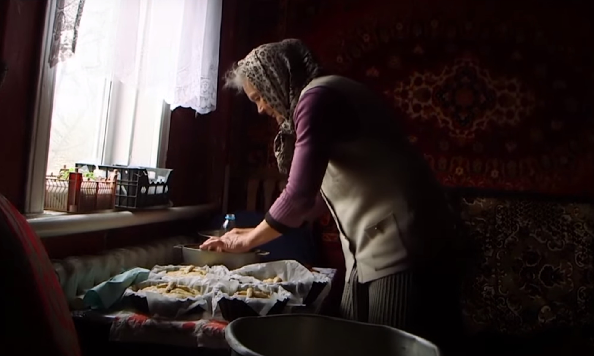 Ουκρανία: Γιαγιά ψήνει πασχαλινό ψωμί ανάμεσα στα χαλάσματα του πολέμου