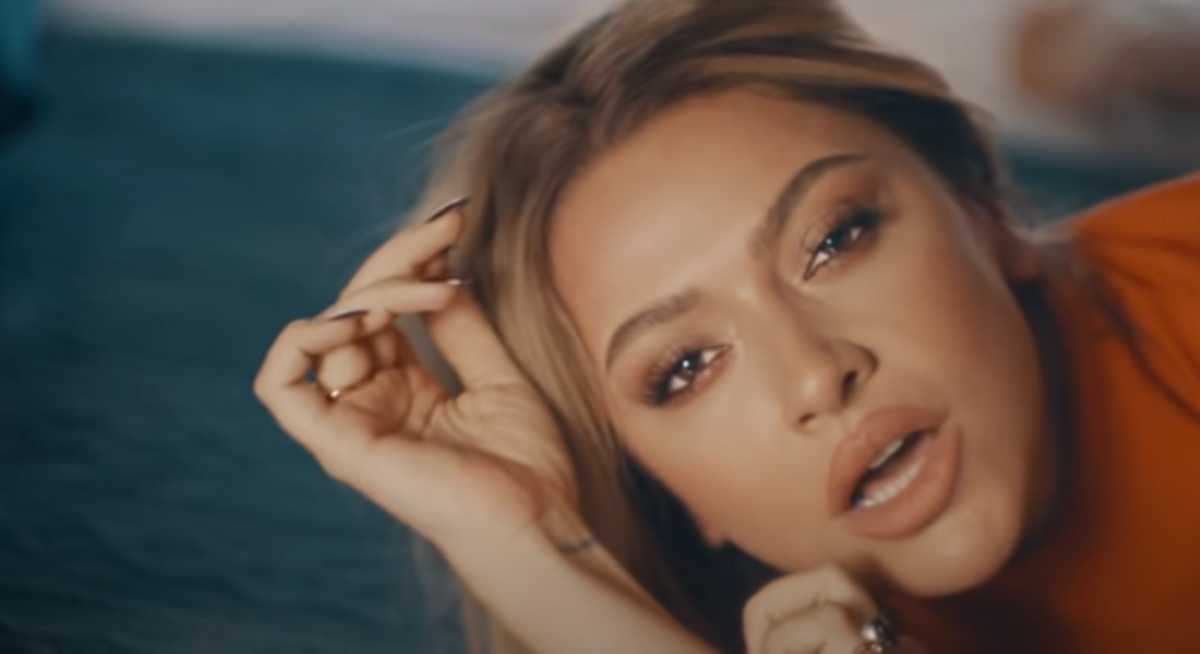 Eurovision: Η Hadise του «Düm Tek Tek» χώρισε τρεις μήνες μετά την πρόταση γάμου