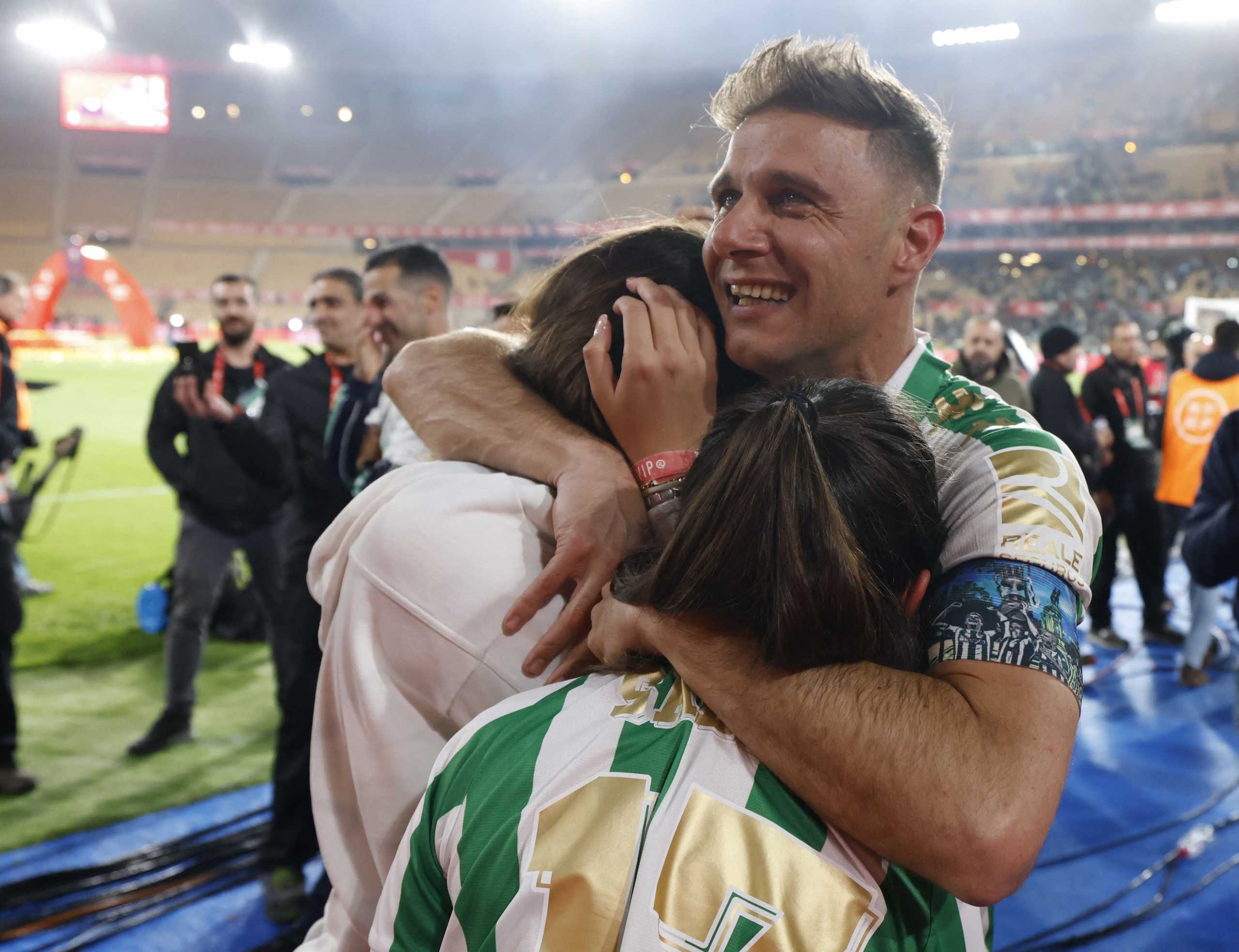 Soccer Football - Copa del Rey - Copa del Rey - Final - Real Betis v Valencia - Estadio La Cartuja de Sevilla, Seville, Spain - April 24, 2022  Real Betis' Joaquin celebrates with his daughters after winning the Copa del Rey REUTERS