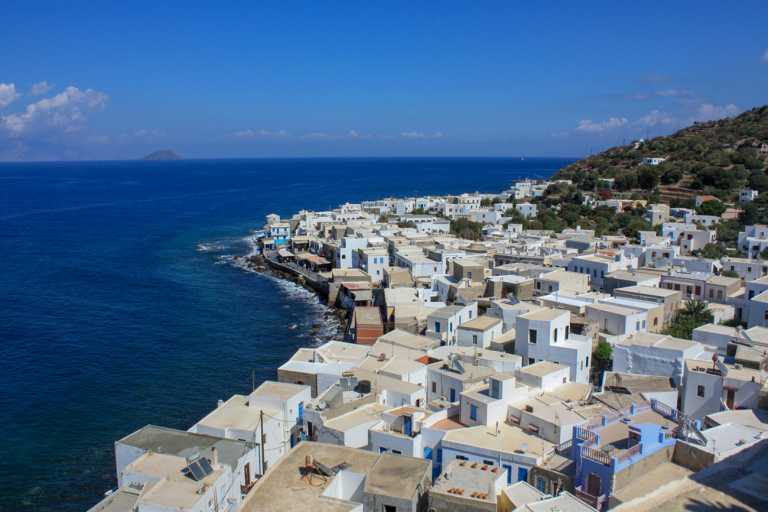 Το ελληνικό νησί όπου τα σπίτια κοιτάνε στην ανατολή