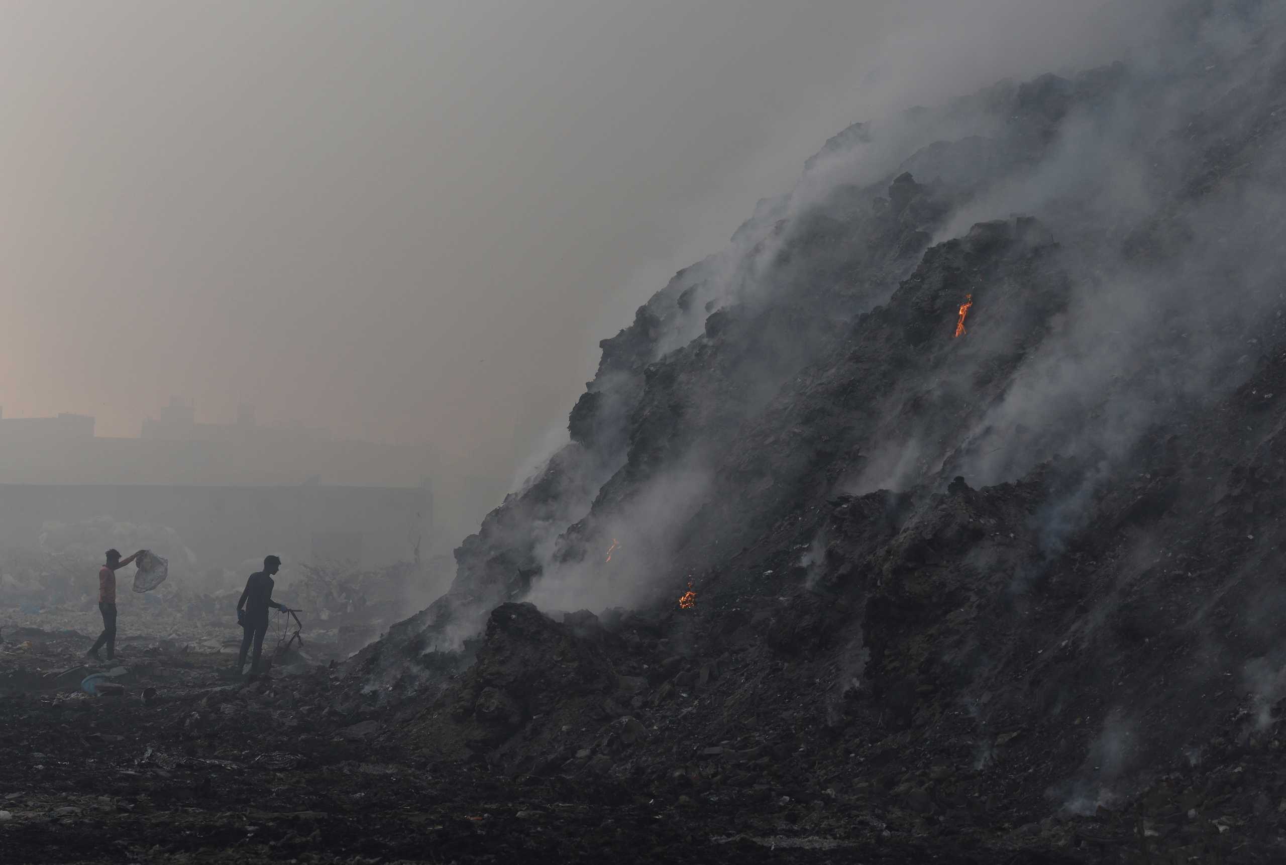 Ινδία: Ακραίος καύσωνας με 46 βαθμούς Κελσίου στο Νέο Δελχί – Χωματερές πιάνουν φωτιά