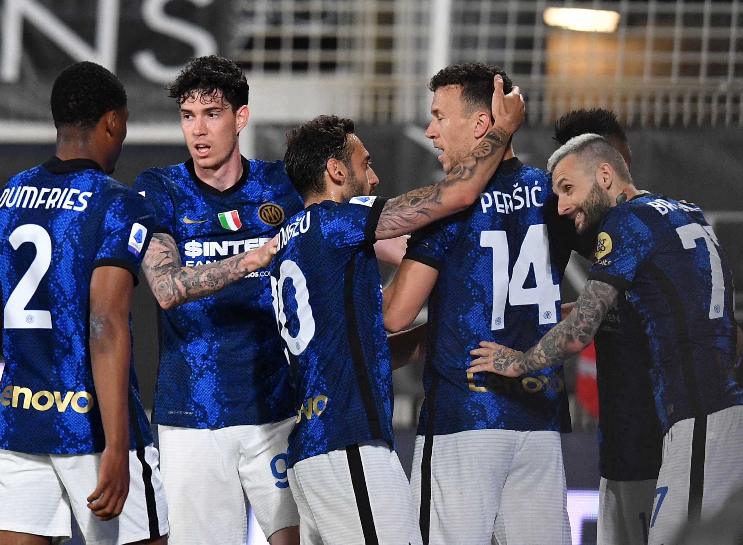 Soccer Football - Serie A - Spezia Calcio v Inter Milan - Stadio Alberto-Picco, La Spezia, Italy - April 15, 2022 Inter Milan's Ivan Perisic with teammates celebrate after Lautaro Martinez scores their second goal REUTERS