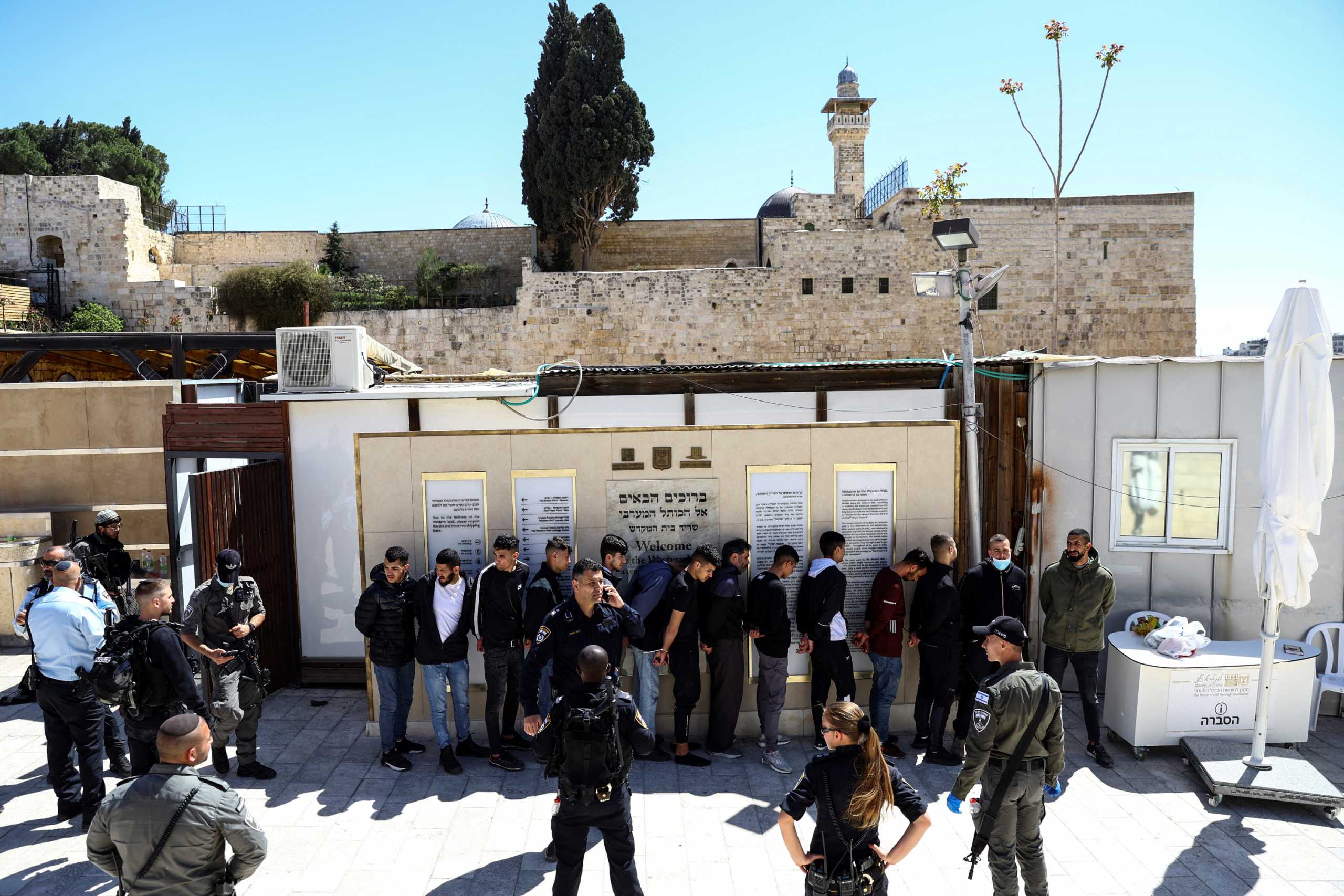 Ιερουσαλήμ: «Κόλαση» στην Πλατεία Τεμενών μεταξύ Παλαιστινίων και αστυνομίας – Πλαστικές σφαίρες και ξύλο
