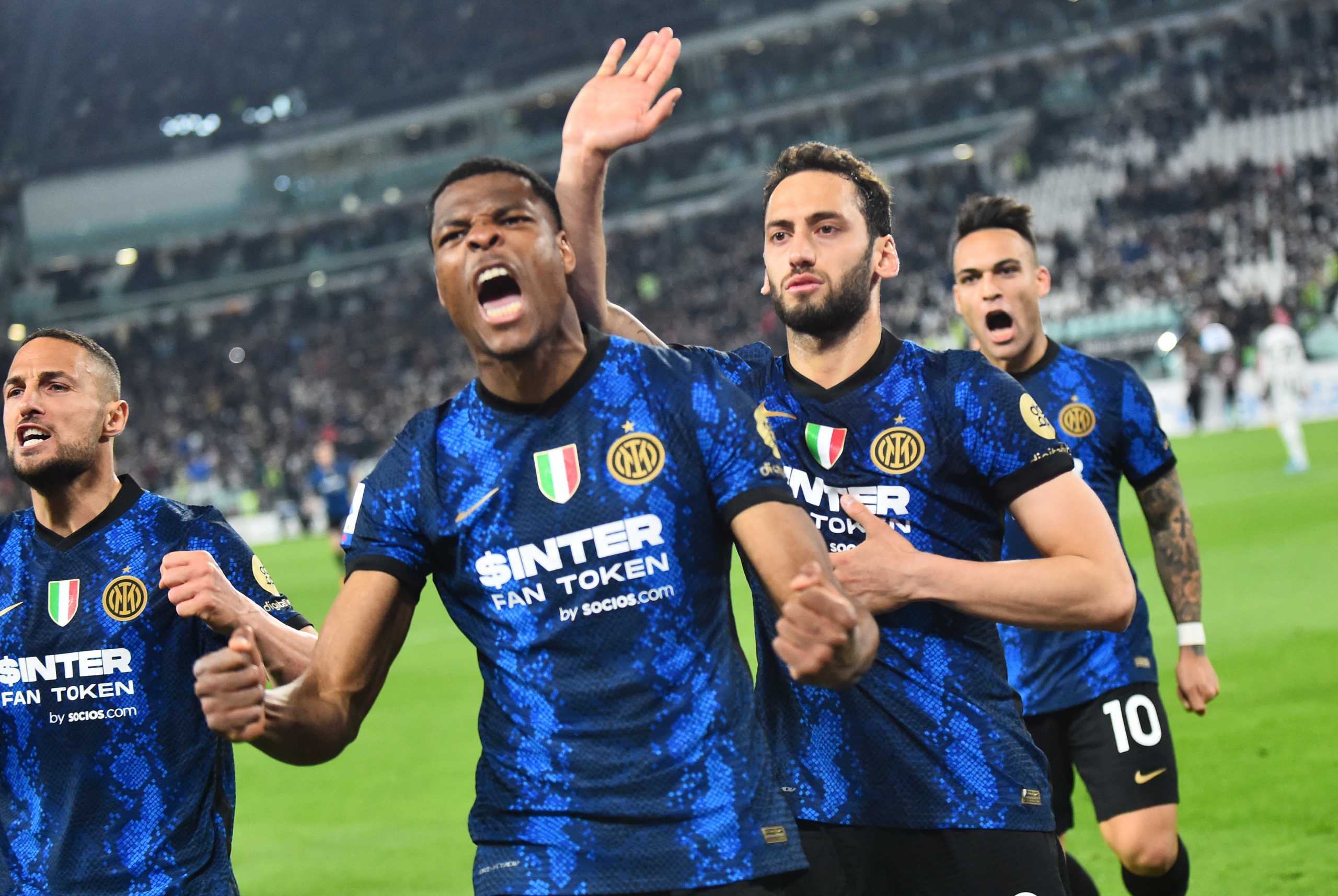 Soccer Football - Serie A - Juventus v Inter Milan - Allianz Stadium, Turin, Italy - April 3, 2022 Inter Milan's Hakan Calhanoglu celebrates scoring their first goal with teammates REUTERS