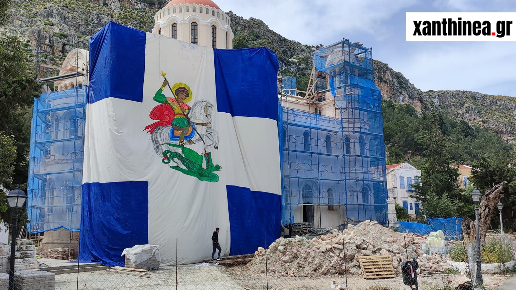 Καστελόριζο: Σημαία γίγας με τον Άγιο Γεώργιο ανυψώθηκε στο νησί – Εντυπωσιακές εικόνες