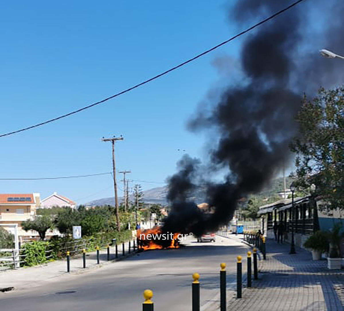 Τραγωδία στην Κεφαλονιά: Φωτογραφίες από το φλεγόμενο αυτοκίνητο που έγινε «τάφος» για τον 17χρονο μαθητή