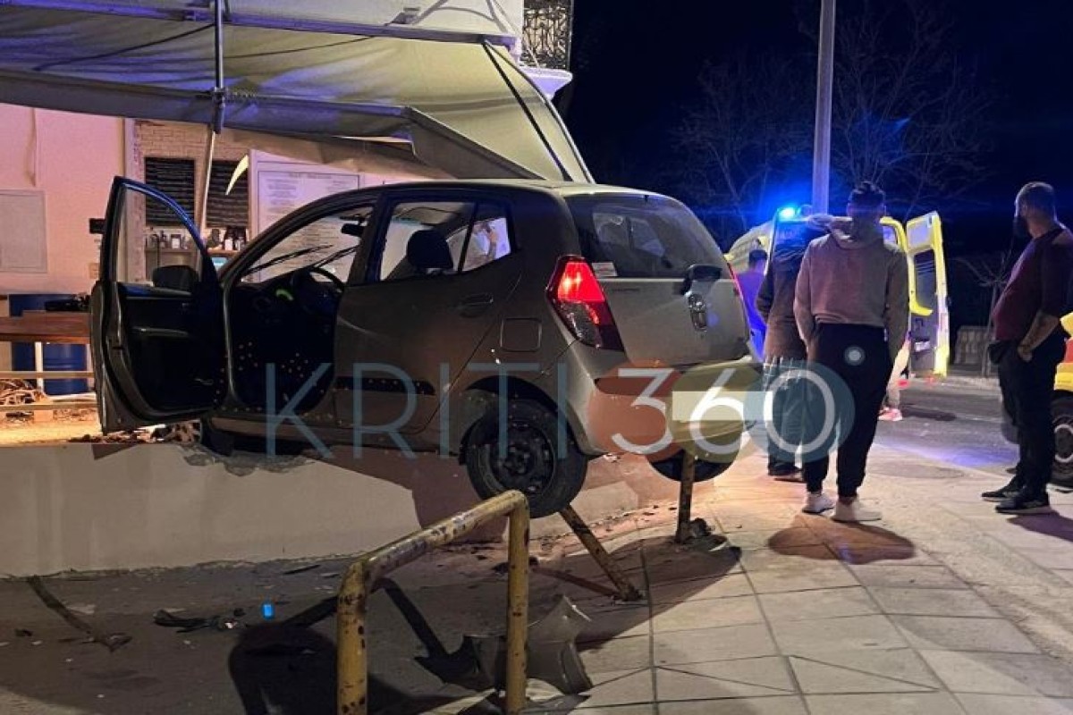 Αυτοκίνητο «καρφώθηκε» σε μαγαζί στα Χανιά – Ένας τραυματίας