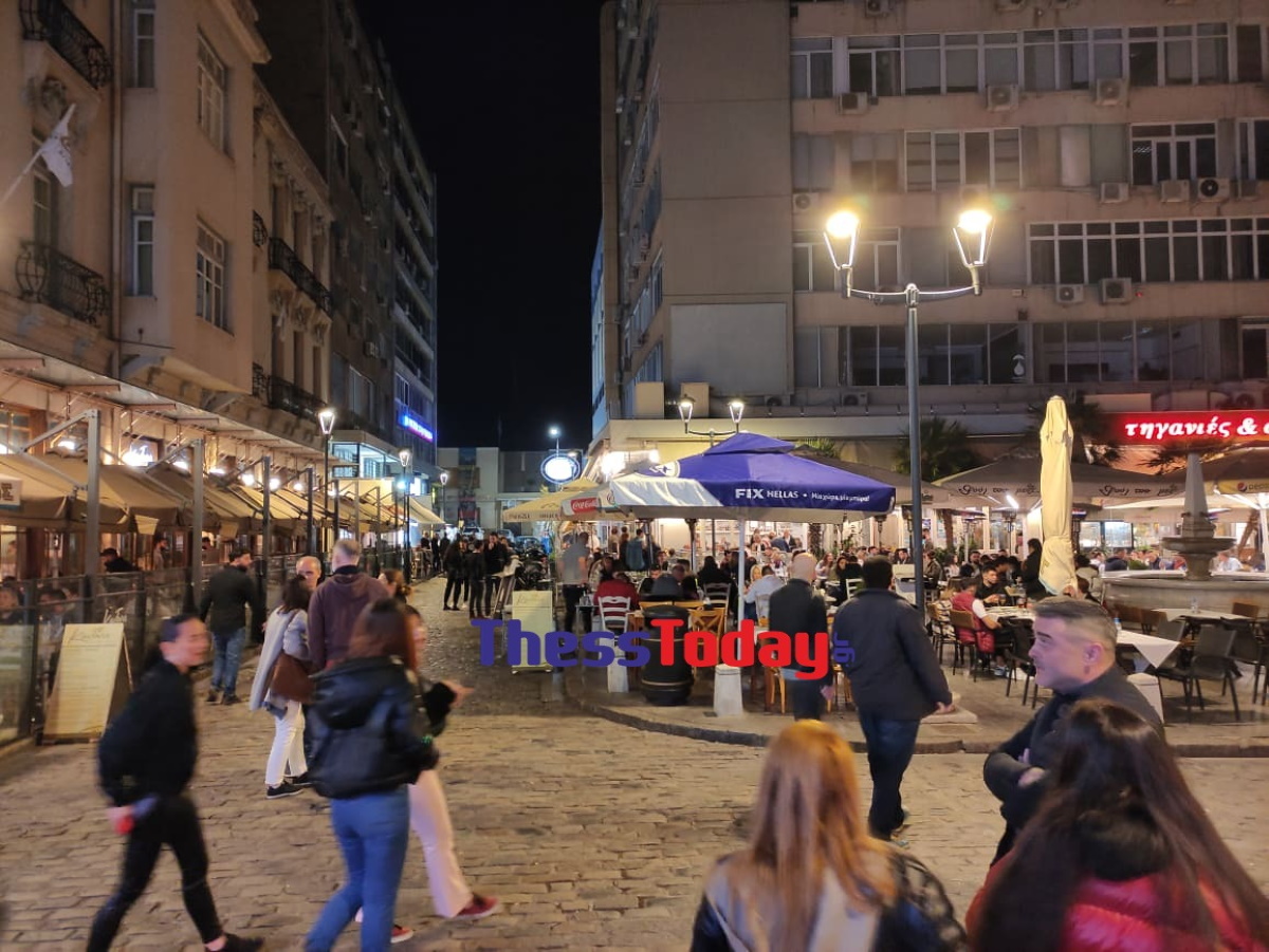 Θεσσαλονίκη: Γέμισαν τα Λαδάδικα μετά τον Επιτάφιο