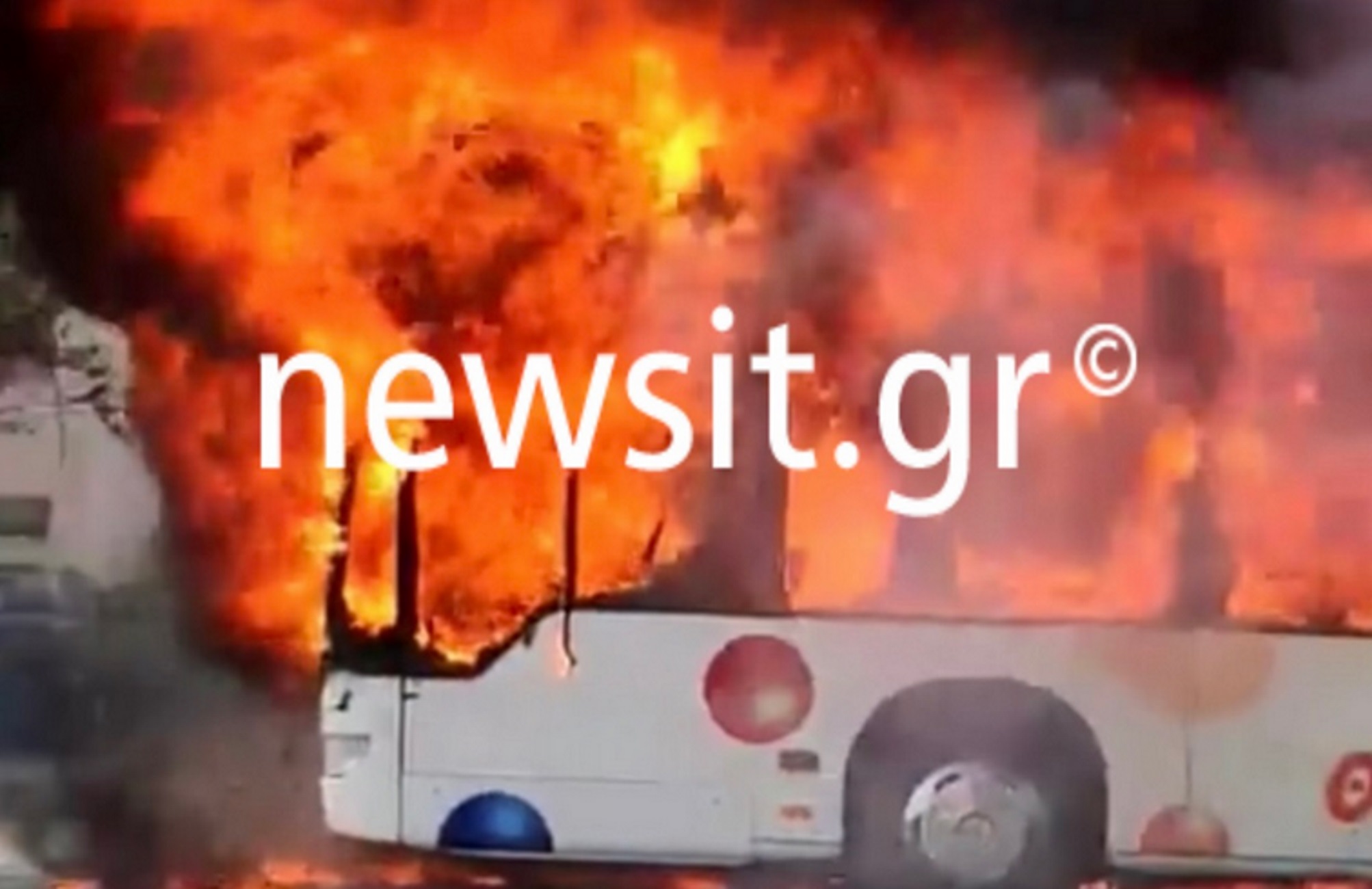 Θεσσαλονίκη: Η στιγμή που εν κινήσει λεωφορείο με επιβάτες πιάνει φωτιά και φλέγεται απ’ άκρου εις άκρον