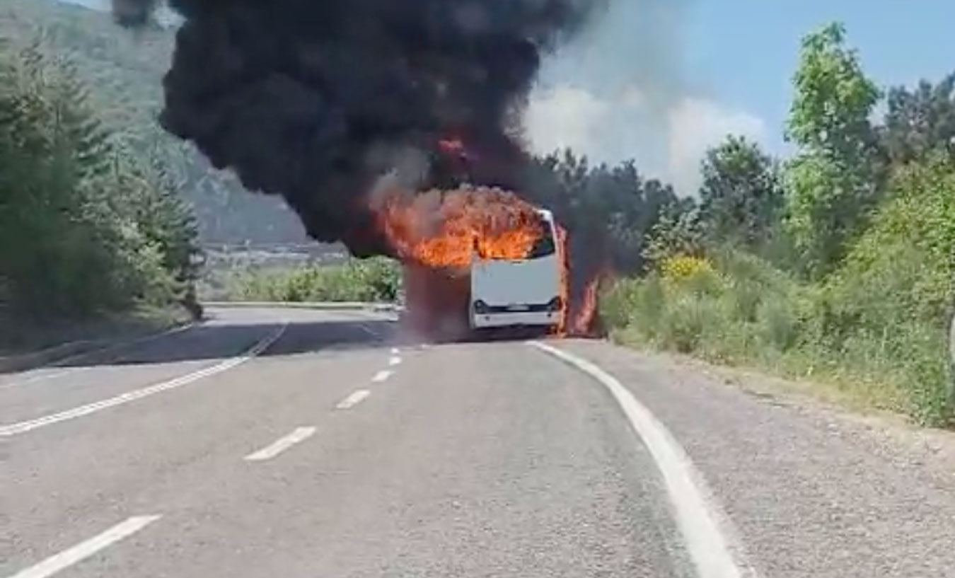 Λαμία: Φωτιά σε λεωφορείο γεμάτο προσκόπους – Απομακρύνθηκαν άμεσα