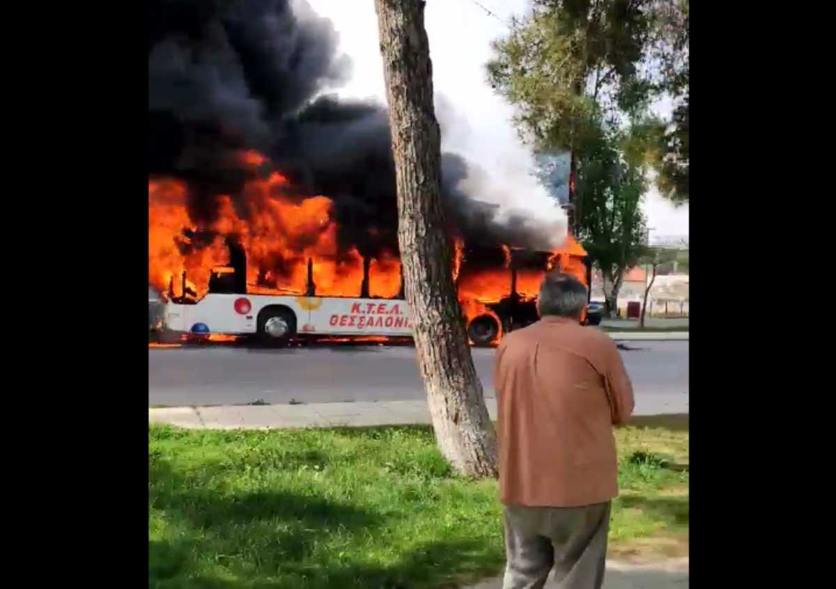 Θεσσαλονίκη: Λεωφορείο καταστράφηκε ολοσχερώς από φωτιά – Πρόλαβαν να βγουν όλοι οι επιβάτες