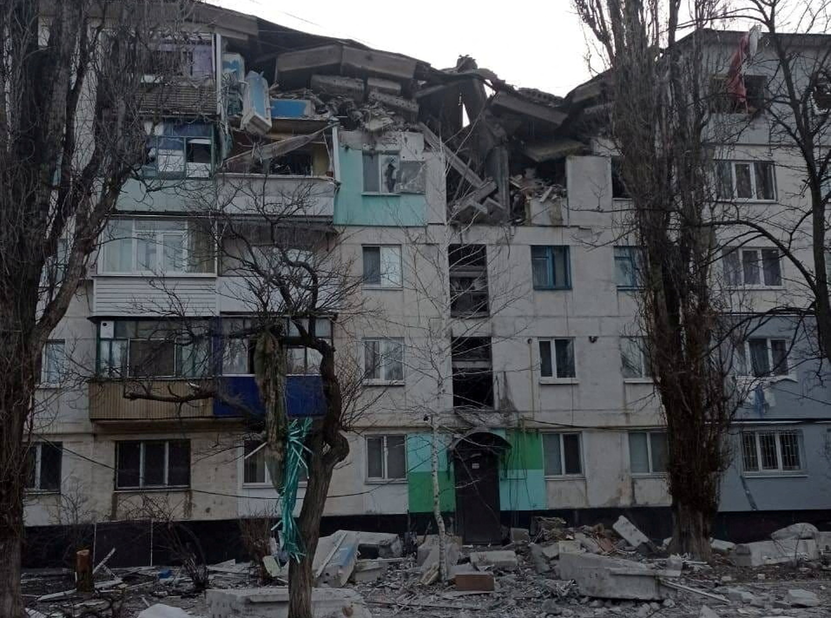 Πόλεμος στην Ουκρανία: Ένας ακόμα νεκρός στο Λουγκάνσκ – Αναφορές για βομβαρδισμό σιδηροδρομικού σταθμού