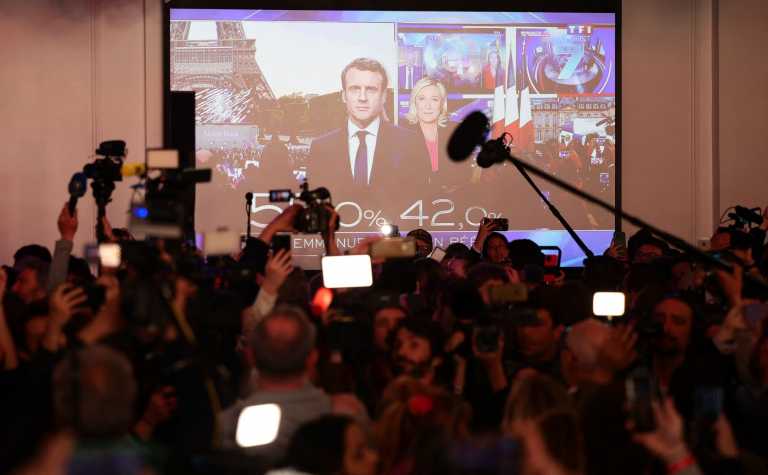 Μεγάλη νίκη Μακρόν επί της Μαρίν Λε Πεν με 16 μονάδες διαφορά στις γαλλικές προεδρικές εκλογές