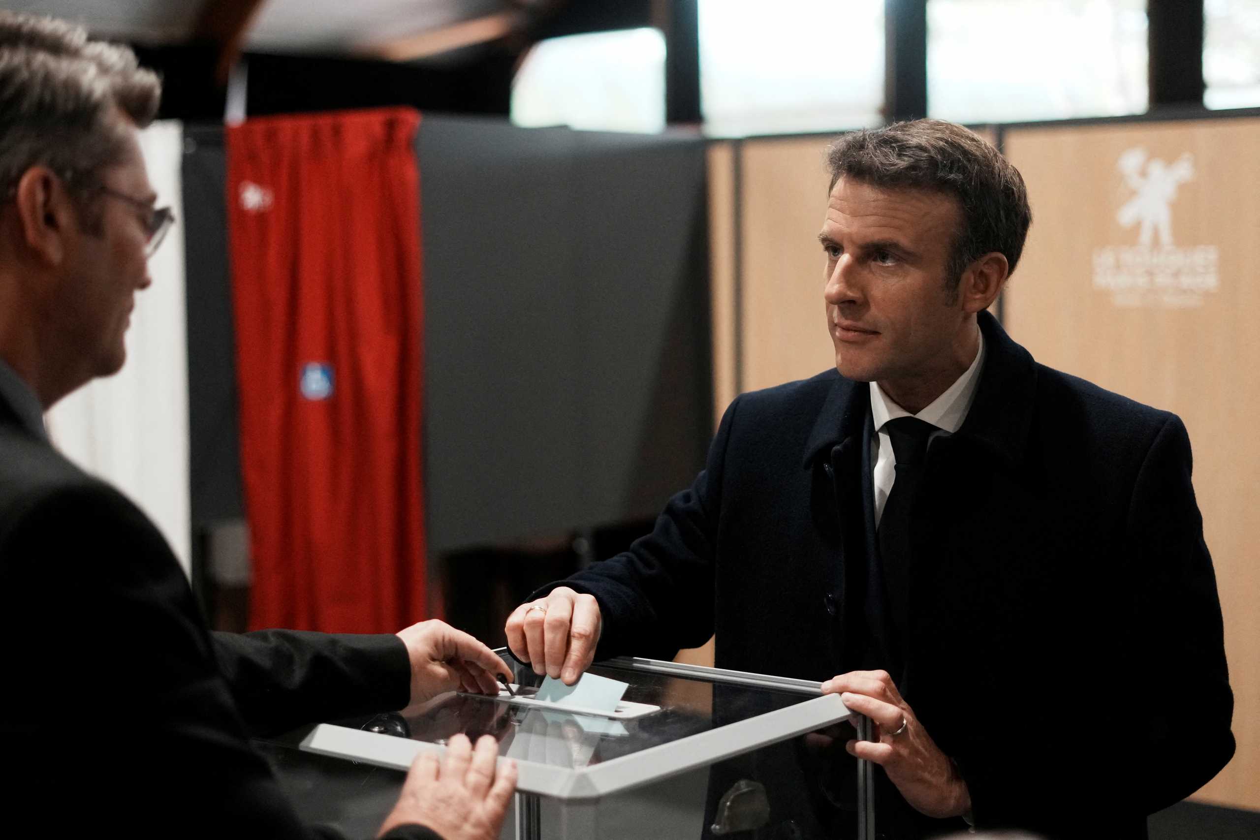 Γαλλία – Εκλογές: Εμανουέλ Μακρόν στηρίζουν οι περισσότεροι υποψήφιοι στον δεύτερο γύρο
