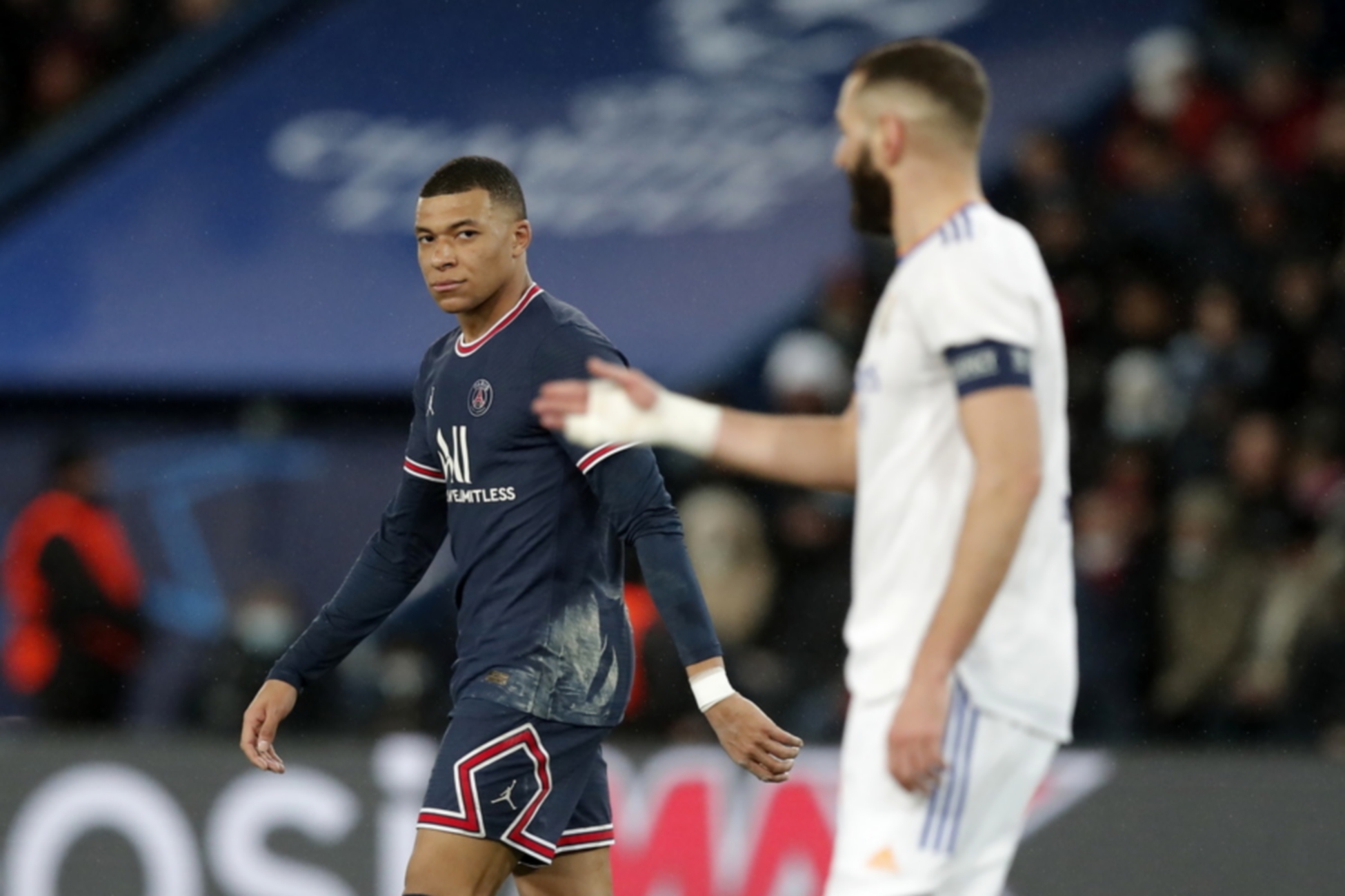 epa09760246 PSG’s Kylian Mbappe (L) looks at Real Madrid's Karim Benzema (R) during the UEFA Champions League round of 16, first leg soccer match between Paris Saint-Germain (PSG) and Real Madrid in Paris, France, 15 February 2022.  EPA